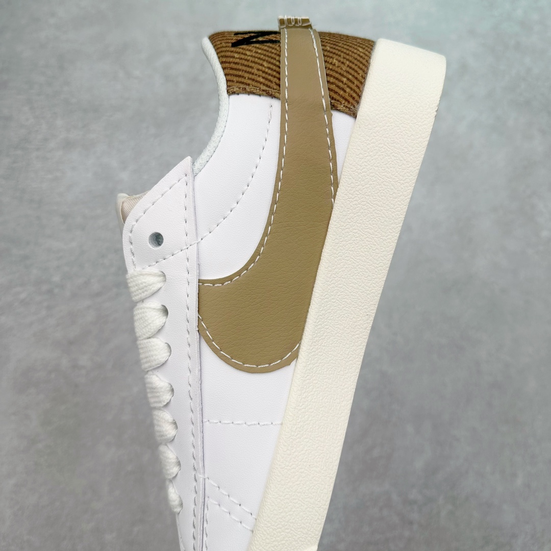 图片[7]-＃特价福利 NK Blazer Low \’77 Jumbo 开拓者大钩 DQ1470 焕新升级经典 Blazer 鞋款 大号 Swoosh 突出新时代更加张扬的潮流感 对经典的又一次改良升级 大号 Swoosh 设计结合宽大鞋带 符合当下潮流意趣 橡胶外底融入凸起人字形底纹增添几分户外感觉 尺码：36 36.5 37.5 38 38.5 39 40 40.5 41 42 42.5 43 44 44.5 45-选品中心