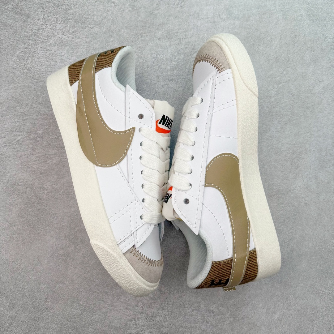 图片[3]-＃特价福利 NK Blazer Low \’77 Jumbo 开拓者大钩 DQ1470 焕新升级经典 Blazer 鞋款 大号 Swoosh 突出新时代更加张扬的潮流感 对经典的又一次改良升级 大号 Swoosh 设计结合宽大鞋带 符合当下潮流意趣 橡胶外底融入凸起人字形底纹增添几分户外感觉 尺码：36 36.5 37.5 38 38.5 39 40 40.5 41 42 42.5 43 44 44.5 45-选品中心