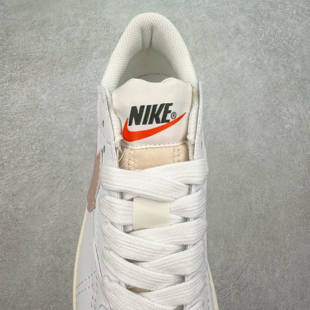 图片[5]-＃特价福利 NK Blazer Low \’77 Jumbo 开拓者大钩 DQ1470 焕新升级经典 Blazer 鞋款 大号 Swoosh 突出新时代更加张扬的潮流感 对经典的又一次改良升级 大号 Swoosh 设计结合宽大鞋带 符合当下潮流意趣 橡胶外底融入凸起人字形底纹增添几分户外感觉 尺码：36 36.5 37.5 38 38.5 39 40 40.5 41 42 42.5 43 44 44.5 45-选品中心