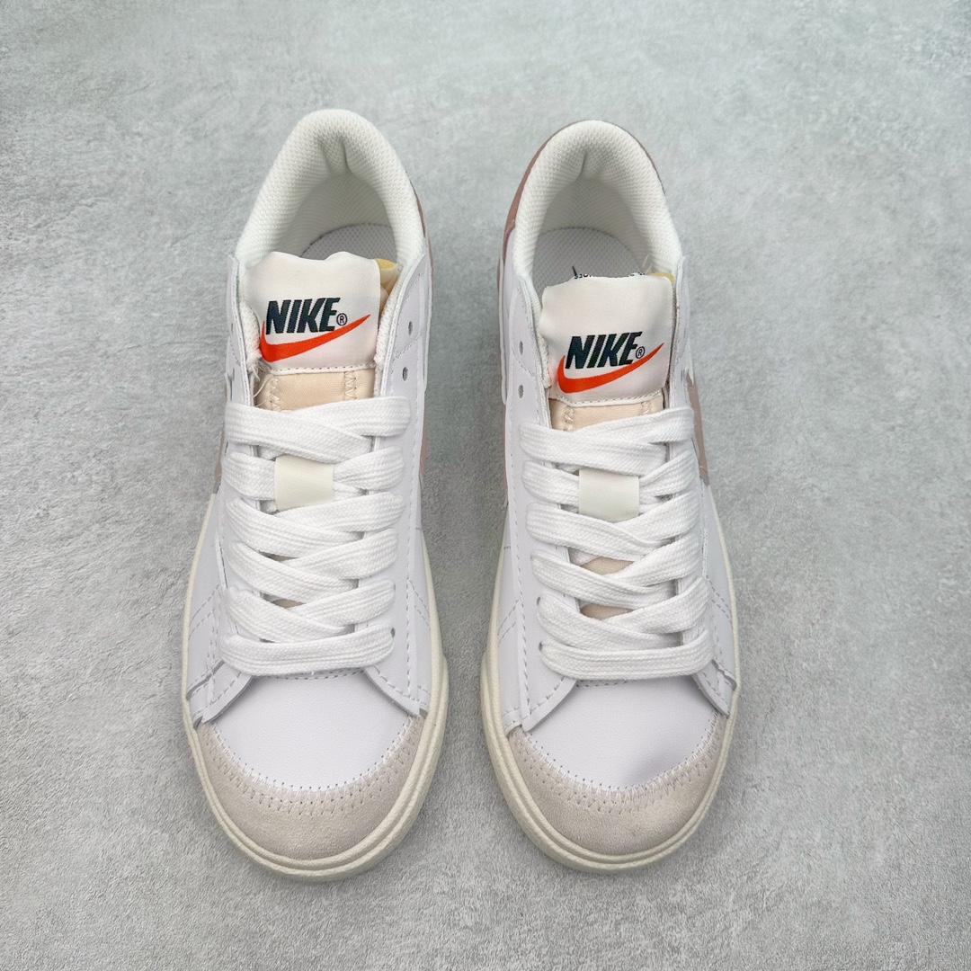 图片[2]-＃特价福利 NK Blazer Low \’77 Jumbo 开拓者大钩 DQ1470 焕新升级经典 Blazer 鞋款 大号 Swoosh 突出新时代更加张扬的潮流感 对经典的又一次改良升级 大号 Swoosh 设计结合宽大鞋带 符合当下潮流意趣 橡胶外底融入凸起人字形底纹增添几分户外感觉 尺码：36 36.5 37.5 38 38.5 39 40 40.5 41 42 42.5 43 44 44.5 45-选品中心