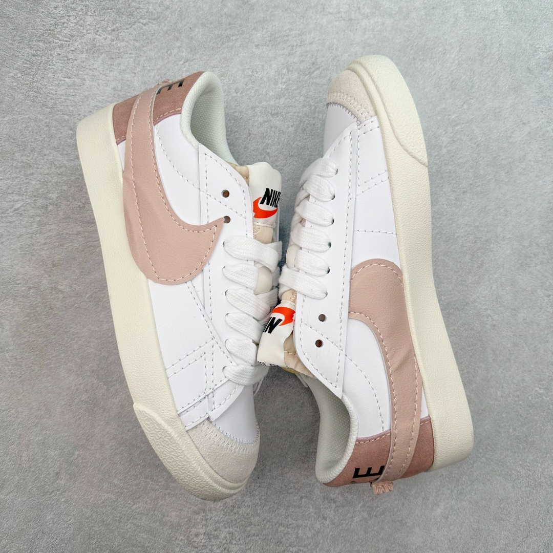 图片[3]-＃特价福利 NK Blazer Low \’77 Jumbo 开拓者大钩 DQ1470 焕新升级经典 Blazer 鞋款 大号 Swoosh 突出新时代更加张扬的潮流感 对经典的又一次改良升级 大号 Swoosh 设计结合宽大鞋带 符合当下潮流意趣 橡胶外底融入凸起人字形底纹增添几分户外感觉 尺码：36 36.5 37.5 38 38.5 39 40 40.5 41 42 42.5 43 44 44.5 45-选品中心