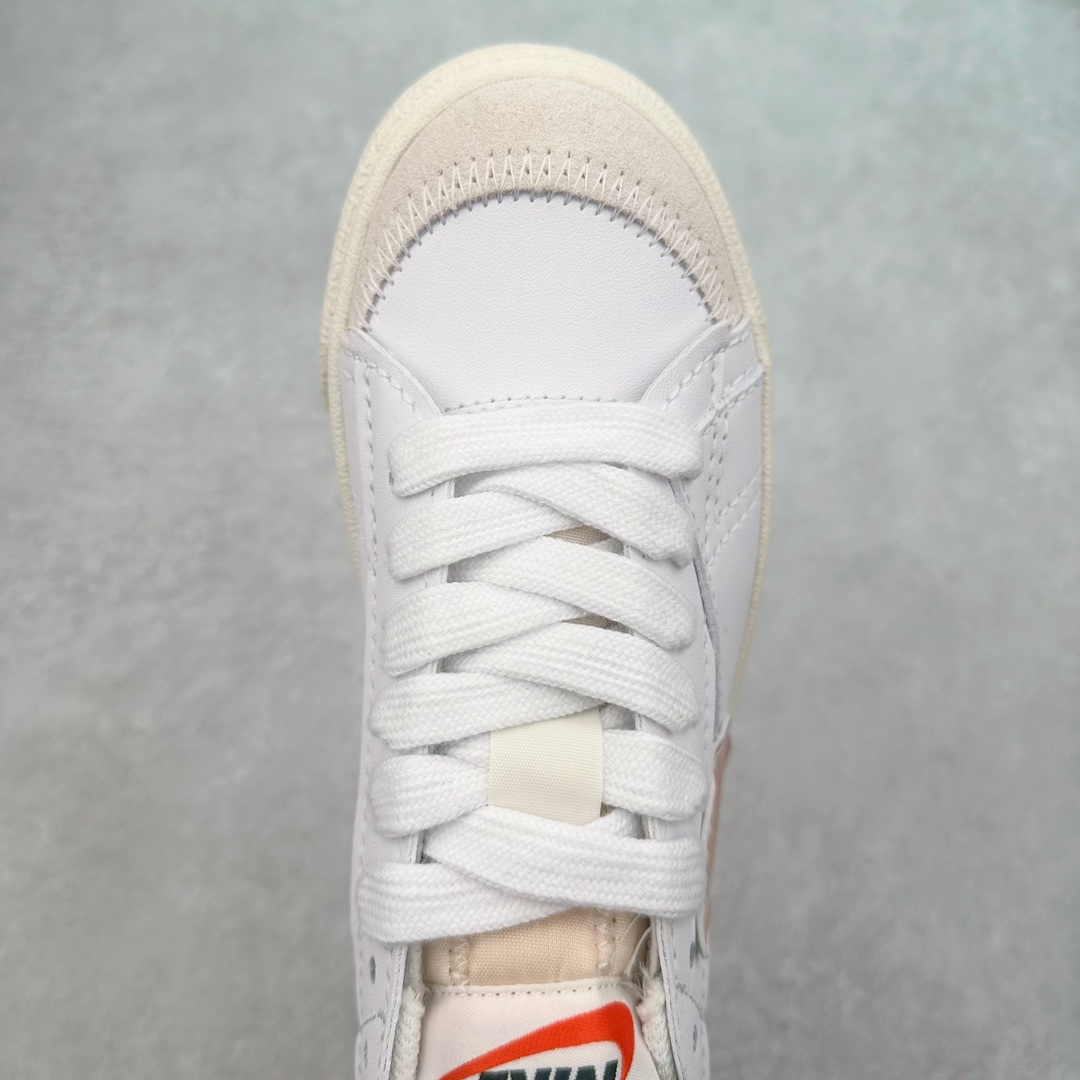图片[4]-＃特价福利 NK Blazer Low \’77 Jumbo 开拓者大钩 DQ1470 焕新升级经典 Blazer 鞋款 大号 Swoosh 突出新时代更加张扬的潮流感 对经典的又一次改良升级 大号 Swoosh 设计结合宽大鞋带 符合当下潮流意趣 橡胶外底融入凸起人字形底纹增添几分户外感觉 尺码：36 36.5 37.5 38 38.5 39 40 40.5 41 42 42.5 43 44 44.5 45-选品中心