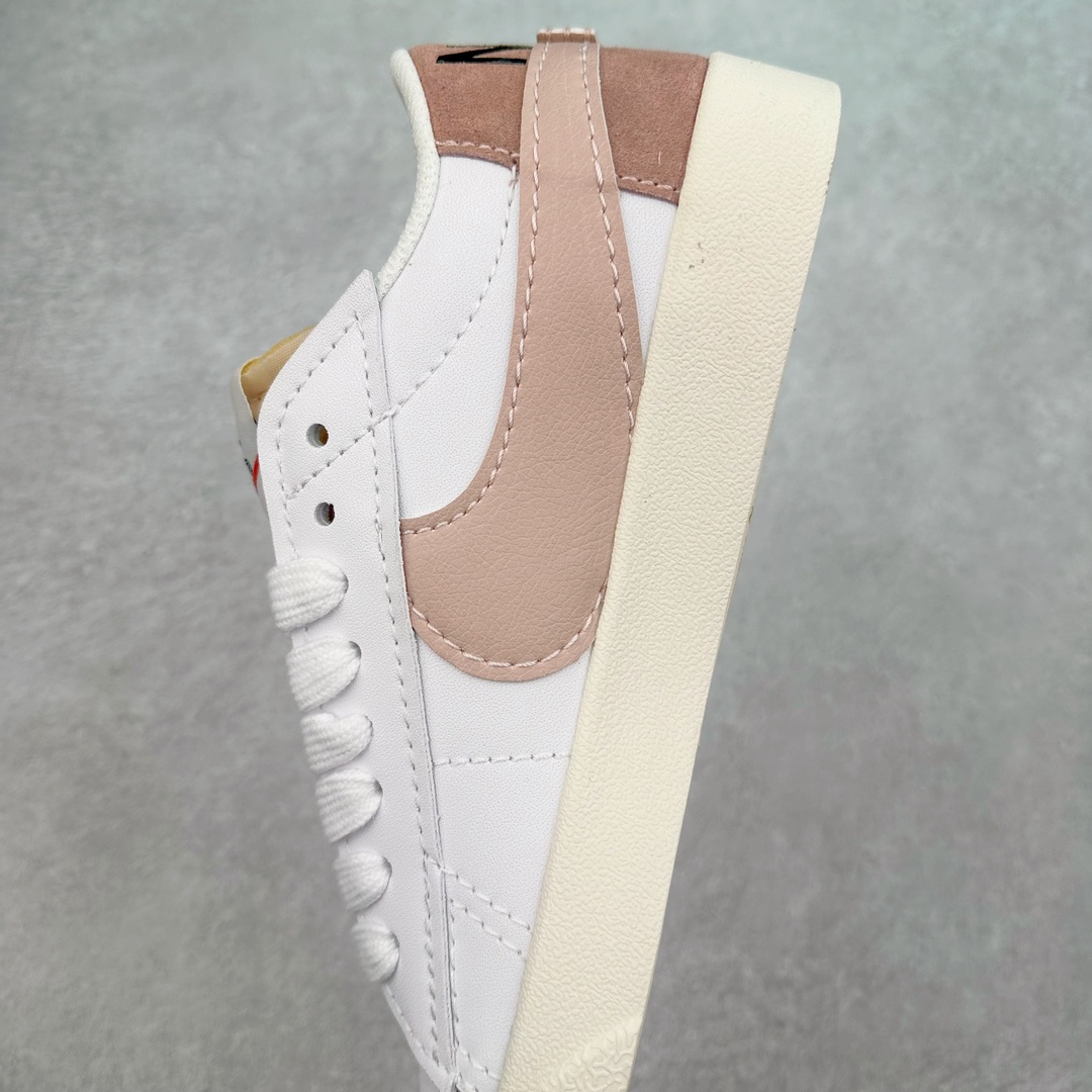 图片[7]-＃特价福利 NK Blazer Low \’77 Jumbo 开拓者大钩 DQ1470 焕新升级经典 Blazer 鞋款 大号 Swoosh 突出新时代更加张扬的潮流感 对经典的又一次改良升级 大号 Swoosh 设计结合宽大鞋带 符合当下潮流意趣 橡胶外底融入凸起人字形底纹增添几分户外感觉 尺码：36 36.5 37.5 38 38.5 39 40 40.5 41 42 42.5 43 44 44.5 45-选品中心