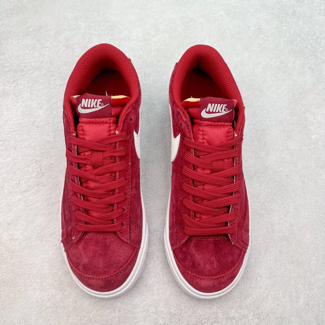 图片[2]-＃特价福利 NK Blazer Low \’77 Jumbo 开拓者大钩 DQ1470 焕新升级经典 Blazer 鞋款 大号 Swoosh 突出新时代更加张扬的潮流感 对经典的又一次改良升级 大号 Swoosh 设计结合宽大鞋带 符合当下潮流意趣 橡胶外底融入凸起人字形底纹增添几分户外感觉 尺码：36 36.5 37.5 38 38.5 39 40 40.5 41 42 42.5 43 44 44.5 45-选品中心