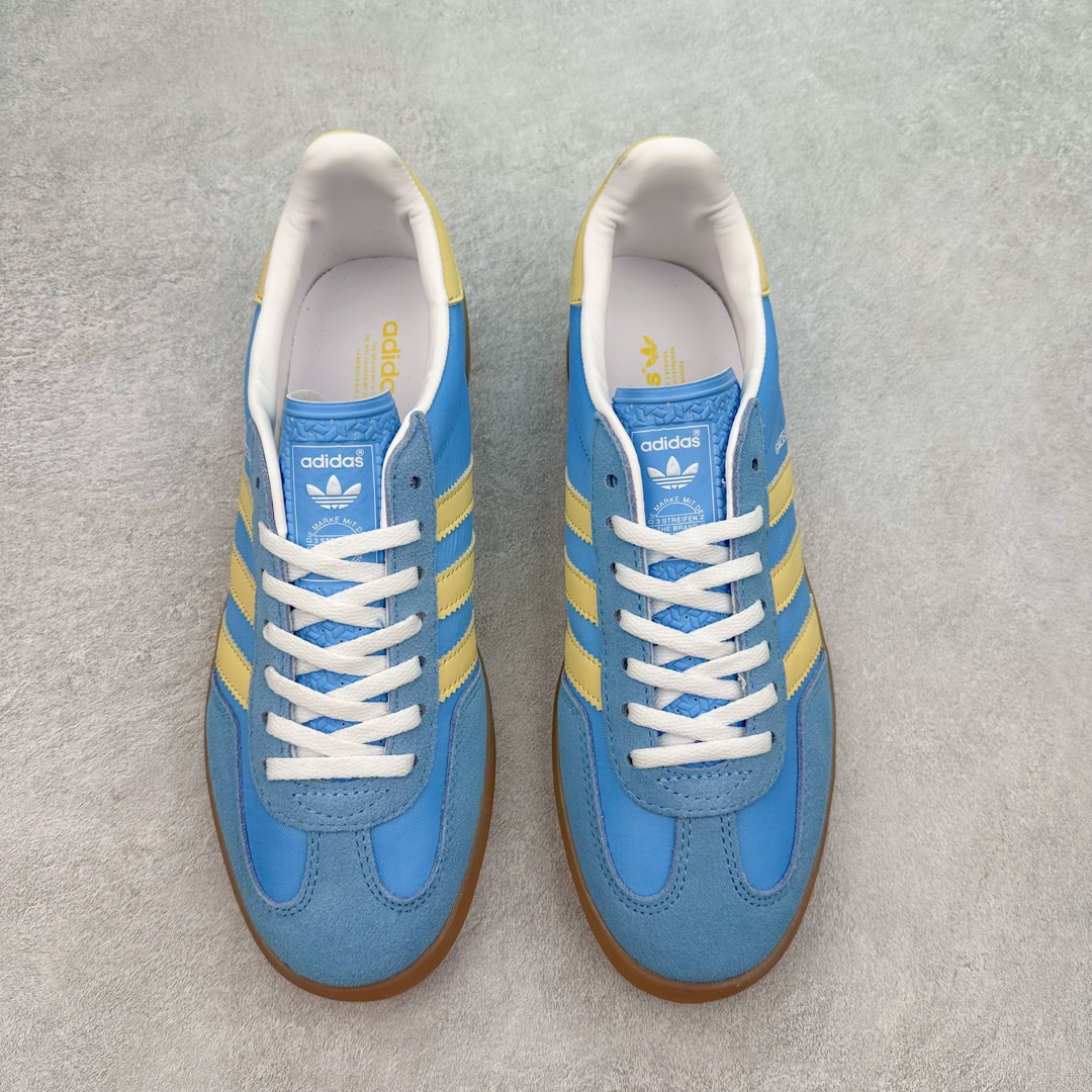 图片[2]-＃特价福利 AD Original Samba OG/Gazelle Indoor Trainers 复古经典轻便板鞋 口碑大厂出品 品控大底版型不断改良更新 全套原纸板楦头开发 确保原汁原味 完美呈现桑巴版型 一比一鞋头弧度高度鞋身弧度 此版本只针对中端市场 皮料材质有所更替 其他数据细节工艺流程均保持一致 绝不口嗨 细节品控鞋型随意对比 正确烫金高频细节 原装纳米超迁皮料 独家私模橡胶大底 原盒原配 这款桑巴鞋展示了高质量的工艺 带有装饰的超锁缝制和无缝的手感 柔软、柔软的皮革造型和标志性的3条纹完成了精致的外观 正规合身鞋带 鞋面上有绒面鞋垫 橡胶鞋底 享受正畸套筒软感 自50年代首次亮相以来就一直在赢得粉丝的青睐 尺码：36 36.5 37.5 38 38.5 39 40 40.5 41 42 42.5 43 44 44.5 45-选品中心