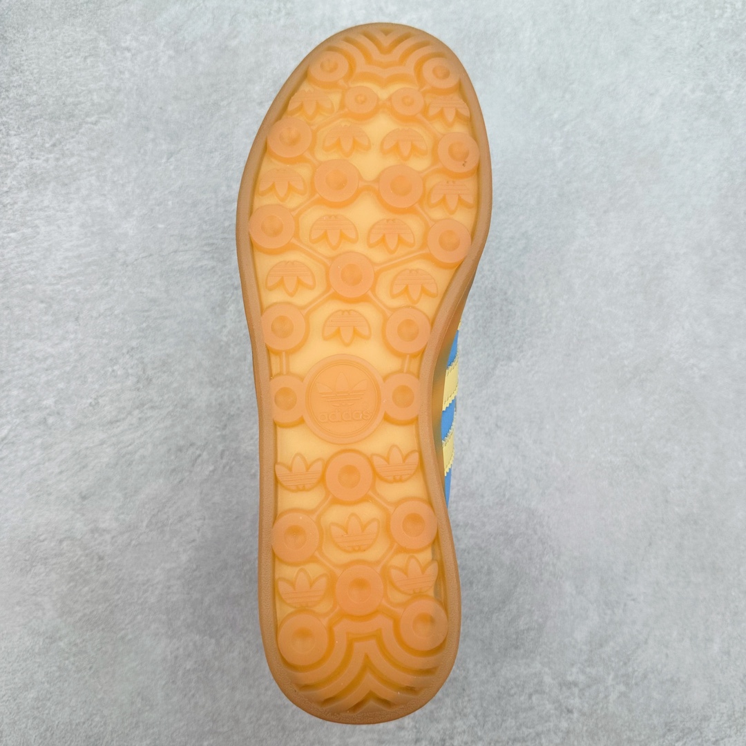 图片[9]-＃特价福利 AD Original Samba OG/Gazelle Indoor Trainers 复古经典轻便板鞋 口碑大厂出品 品控大底版型不断改良更新 全套原纸板楦头开发 确保原汁原味 完美呈现桑巴版型 一比一鞋头弧度高度鞋身弧度 此版本只针对中端市场 皮料材质有所更替 其他数据细节工艺流程均保持一致 绝不口嗨 细节品控鞋型随意对比 正确烫金高频细节 原装纳米超迁皮料 独家私模橡胶大底 原盒原配 这款桑巴鞋展示了高质量的工艺 带有装饰的超锁缝制和无缝的手感 柔软、柔软的皮革造型和标志性的3条纹完成了精致的外观 正规合身鞋带 鞋面上有绒面鞋垫 橡胶鞋底 享受正畸套筒软感 自50年代首次亮相以来就一直在赢得粉丝的青睐 尺码：36 36.5 37.5 38 38.5 39 40 40.5 41 42 42.5 43 44 44.5 45-选品中心