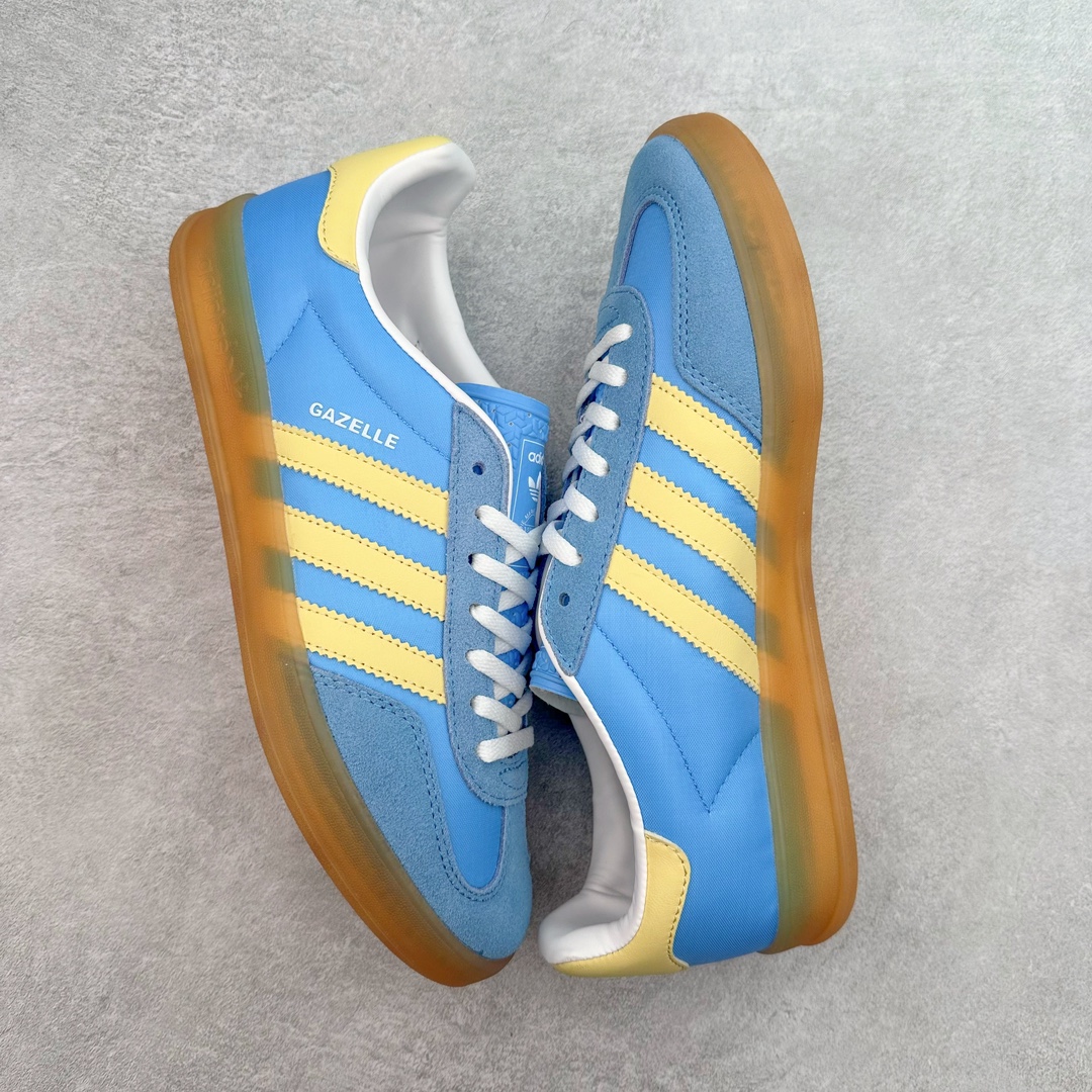 图片[3]-＃特价福利 AD Original Samba OG/Gazelle Indoor Trainers 复古经典轻便板鞋 口碑大厂出品 品控大底版型不断改良更新 全套原纸板楦头开发 确保原汁原味 完美呈现桑巴版型 一比一鞋头弧度高度鞋身弧度 此版本只针对中端市场 皮料材质有所更替 其他数据细节工艺流程均保持一致 绝不口嗨 细节品控鞋型随意对比 正确烫金高频细节 原装纳米超迁皮料 独家私模橡胶大底 原盒原配 这款桑巴鞋展示了高质量的工艺 带有装饰的超锁缝制和无缝的手感 柔软、柔软的皮革造型和标志性的3条纹完成了精致的外观 正规合身鞋带 鞋面上有绒面鞋垫 橡胶鞋底 享受正畸套筒软感 自50年代首次亮相以来就一直在赢得粉丝的青睐 尺码：36 36.5 37.5 38 38.5 39 40 40.5 41 42 42.5 43 44 44.5 45-选品中心