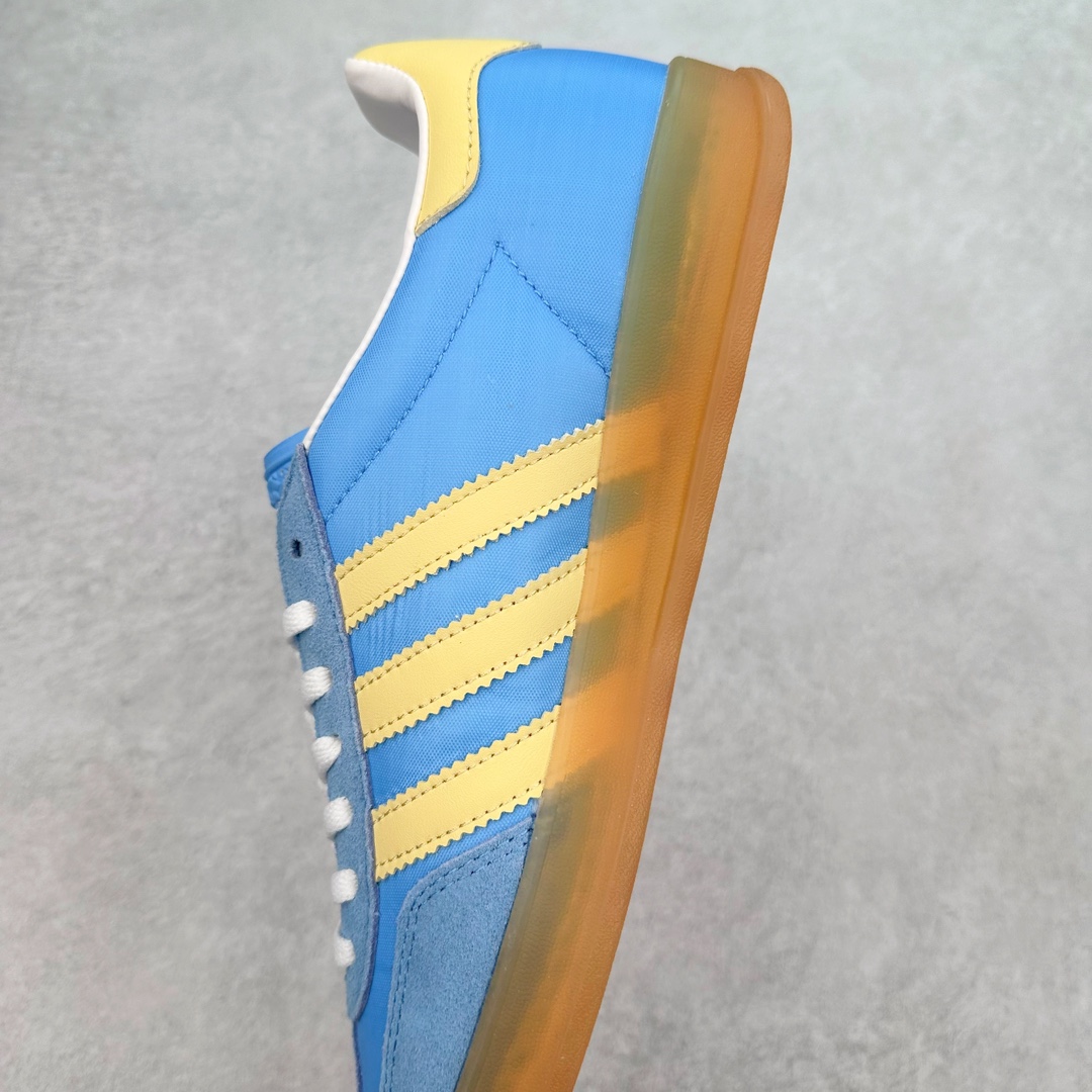 图片[7]-＃特价福利 AD Original Samba OG/Gazelle Indoor Trainers 复古经典轻便板鞋 口碑大厂出品 品控大底版型不断改良更新 全套原纸板楦头开发 确保原汁原味 完美呈现桑巴版型 一比一鞋头弧度高度鞋身弧度 此版本只针对中端市场 皮料材质有所更替 其他数据细节工艺流程均保持一致 绝不口嗨 细节品控鞋型随意对比 正确烫金高频细节 原装纳米超迁皮料 独家私模橡胶大底 原盒原配 这款桑巴鞋展示了高质量的工艺 带有装饰的超锁缝制和无缝的手感 柔软、柔软的皮革造型和标志性的3条纹完成了精致的外观 正规合身鞋带 鞋面上有绒面鞋垫 橡胶鞋底 享受正畸套筒软感 自50年代首次亮相以来就一直在赢得粉丝的青睐 尺码：36 36.5 37.5 38 38.5 39 40 40.5 41 42 42.5 43 44 44.5 45-选品中心
