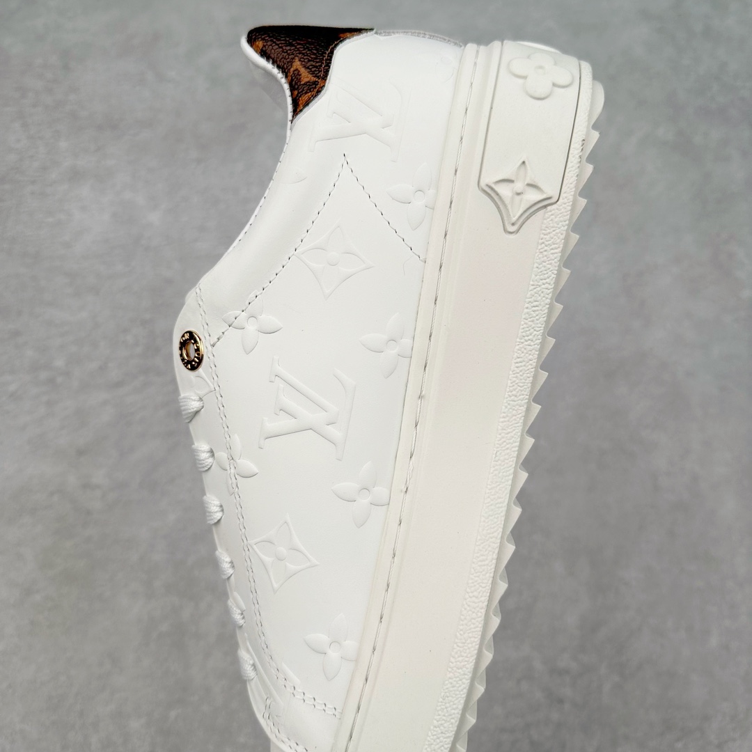 图片[7]-Louis Vuitton 路易威登 lv Time Out 低帮时尚运动板鞋 为舒软小牛皮革压印金属质感 Monogram 图案 再令 Louis 和vuitton 装饰点缀鞋带 与卢勒克斯金属线共同 释放莹泽光芒 搭配后部 Monogram帆布饰边和加厚胎面橡胶外底 鞋面胎牛皮和进口PVC制裁而成 高密度进口电脑车线工艺、经典LOGO跟PVC完美结合 原版大底开模 内里采用进口羊皮 超软皮内里+鞋垫 最新LV/路易威登 杨幂 关晓彤 官方等多明星网红同款 快手抖音等多平台热推 尺码：35 36 37 38 39 40 41 42 43 44-选品中心