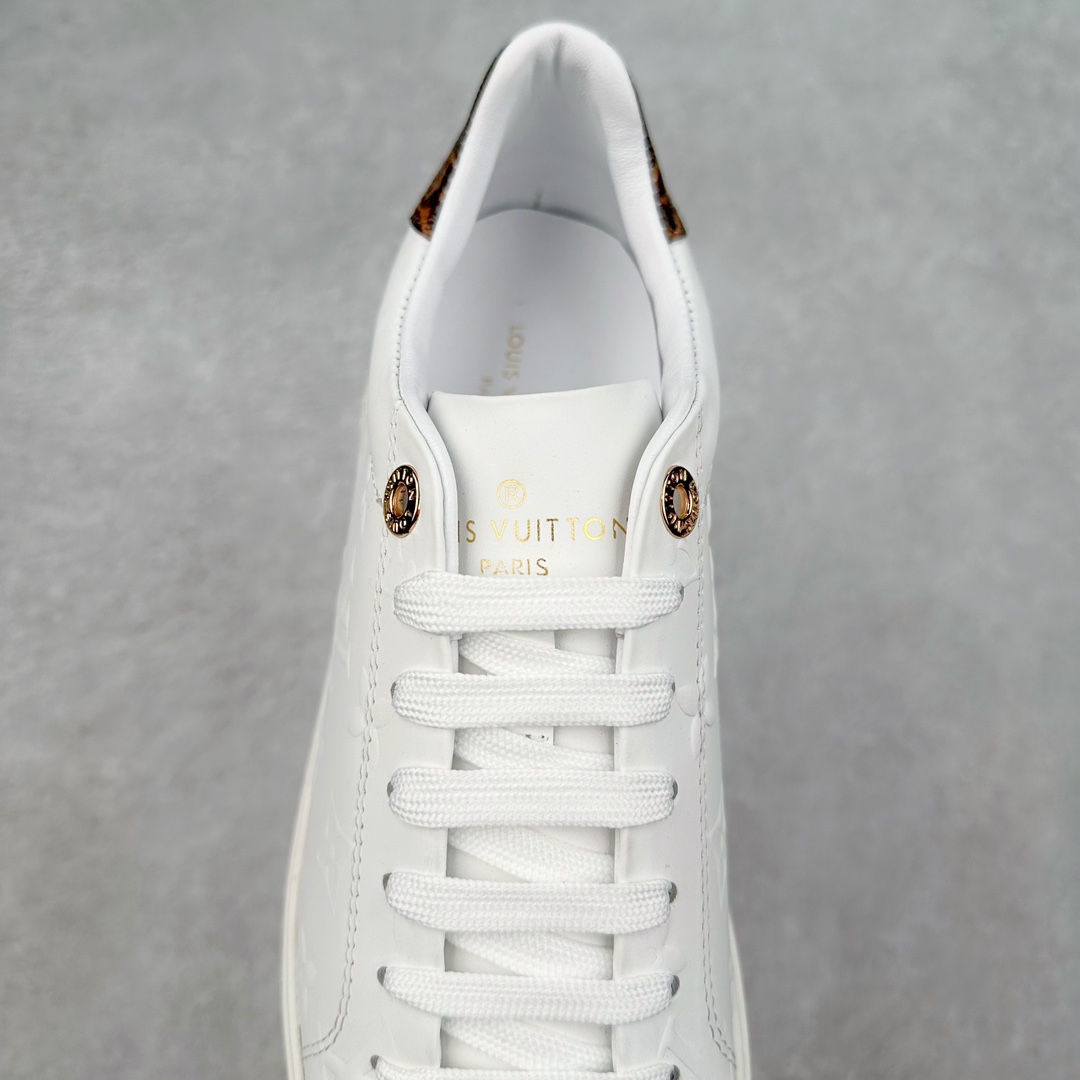 图片[5]-Louis Vuitton 路易威登 lv Time Out 低帮时尚运动板鞋 为舒软小牛皮革压印金属质感 Monogram 图案 再令 Louis 和vuitton 装饰点缀鞋带 与卢勒克斯金属线共同 释放莹泽光芒 搭配后部 Monogram帆布饰边和加厚胎面橡胶外底 鞋面胎牛皮和进口PVC制裁而成 高密度进口电脑车线工艺、经典LOGO跟PVC完美结合 原版大底开模 内里采用进口羊皮 超软皮内里+鞋垫 最新LV/路易威登 杨幂 关晓彤 官方等多明星网红同款 快手抖音等多平台热推 尺码：35 36 37 38 39 40 41 42 43 44-选品中心