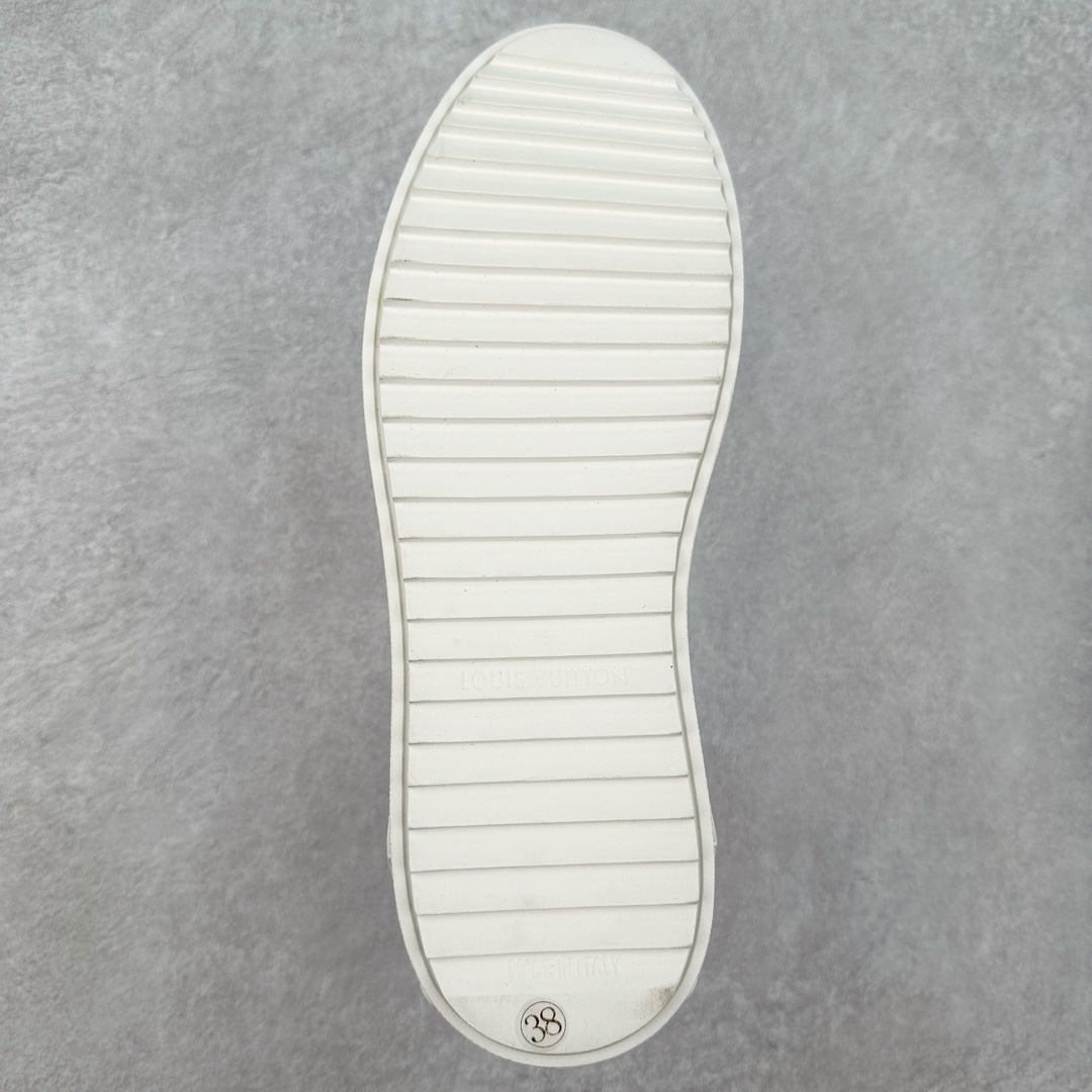 图片[9]-Louis Vuitton 路易威登 lv Time Out 低帮时尚运动板鞋 为舒软小牛皮革压印金属质感 Monogram 图案 再令 Louis 和vuitton 装饰点缀鞋带 与卢勒克斯金属线共同 释放莹泽光芒 搭配后部 Monogram帆布饰边和加厚胎面橡胶外底 鞋面胎牛皮和进口PVC制裁而成 高密度进口电脑车线工艺、经典LOGO跟PVC完美结合 原版大底开模 内里采用进口羊皮 超软皮内里+鞋垫 最新LV/路易威登 杨幂 关晓彤 官方等多明星网红同款 快手抖音等多平台热推 尺码：35 36 37 38 39 40 41 42 43 44-选品中心