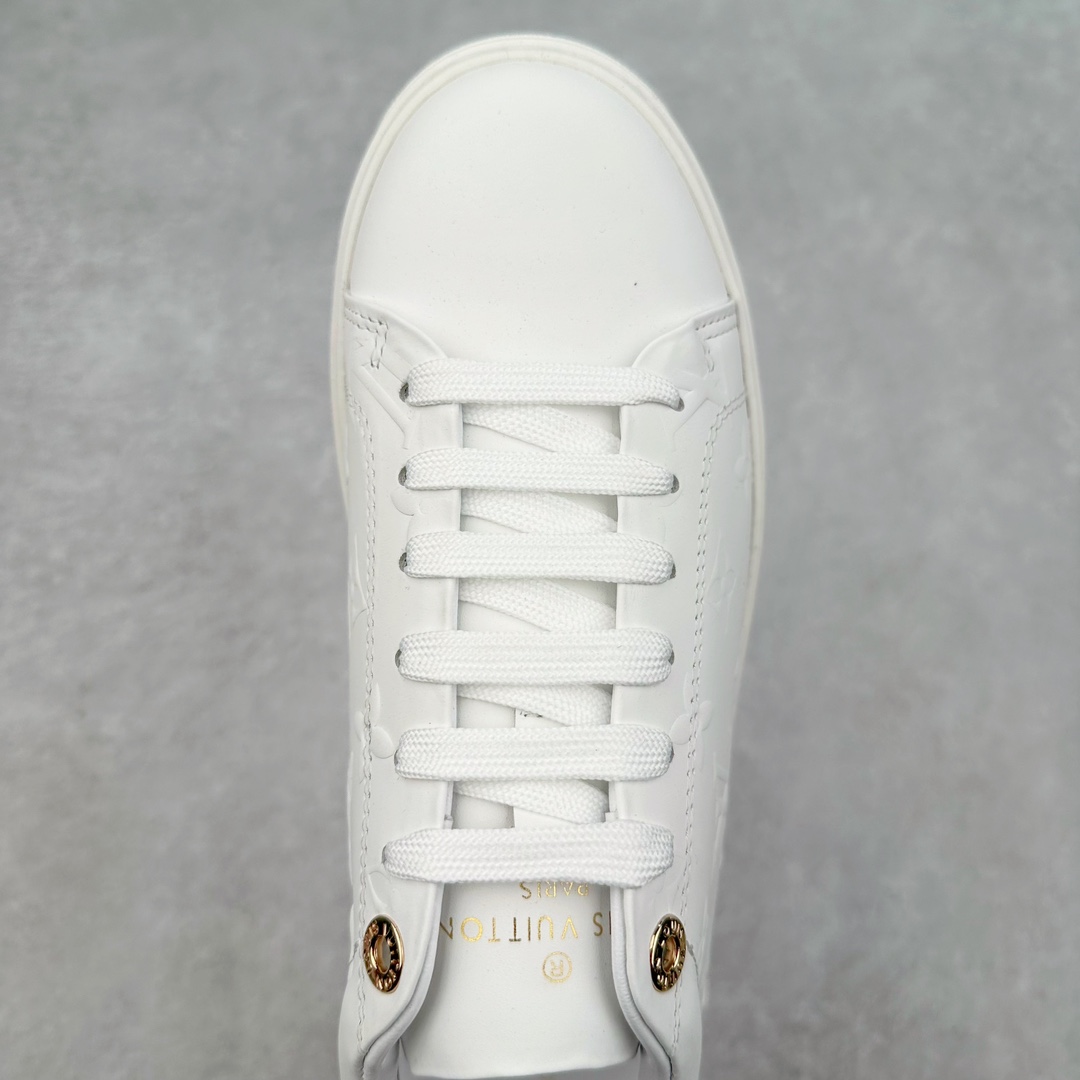 图片[4]-Louis Vuitton 路易威登 lv Time Out 低帮时尚运动板鞋 为舒软小牛皮革压印金属质感 Monogram 图案 再令 Louis 和vuitton 装饰点缀鞋带 与卢勒克斯金属线共同 释放莹泽光芒 搭配后部 Monogram帆布饰边和加厚胎面橡胶外底 鞋面胎牛皮和进口PVC制裁而成 高密度进口电脑车线工艺、经典LOGO跟PVC完美结合 原版大底开模 内里采用进口羊皮 超软皮内里+鞋垫 最新LV/路易威登 杨幂 关晓彤 官方等多明星网红同款 快手抖音等多平台热推 尺码：35 36 37 38 39 40 41 42 43 44-选品中心