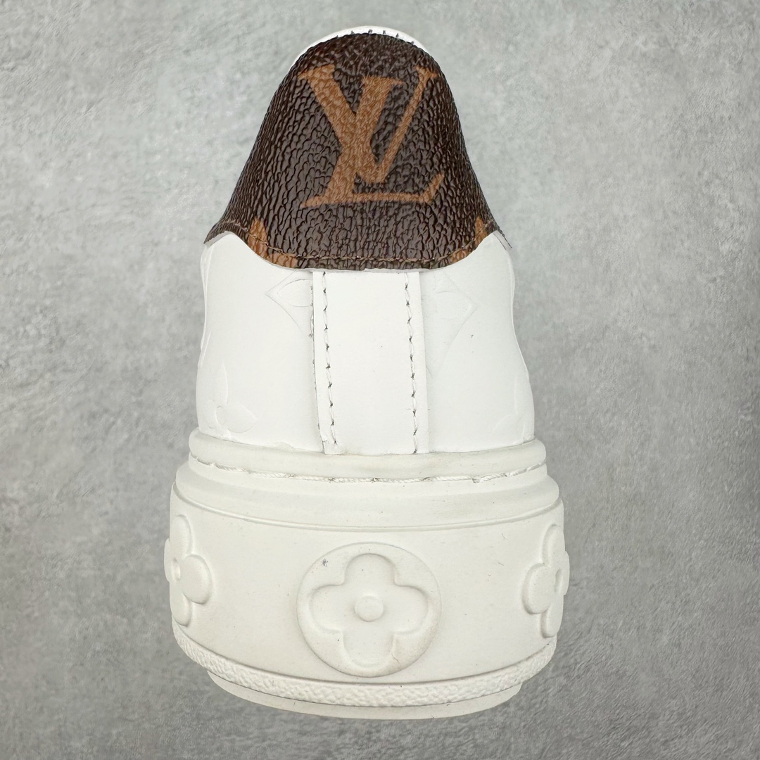 图片[8]-Louis Vuitton 路易威登 lv Time Out 低帮时尚运动板鞋 为舒软小牛皮革压印金属质感 Monogram 图案 再令 Louis 和vuitton 装饰点缀鞋带 与卢勒克斯金属线共同 释放莹泽光芒 搭配后部 Monogram帆布饰边和加厚胎面橡胶外底 鞋面胎牛皮和进口PVC制裁而成 高密度进口电脑车线工艺、经典LOGO跟PVC完美结合 原版大底开模 内里采用进口羊皮 超软皮内里+鞋垫 最新LV/路易威登 杨幂 关晓彤 官方等多明星网红同款 快手抖音等多平台热推 尺码：35 36 37 38 39 40 41 42 43 44-选品中心