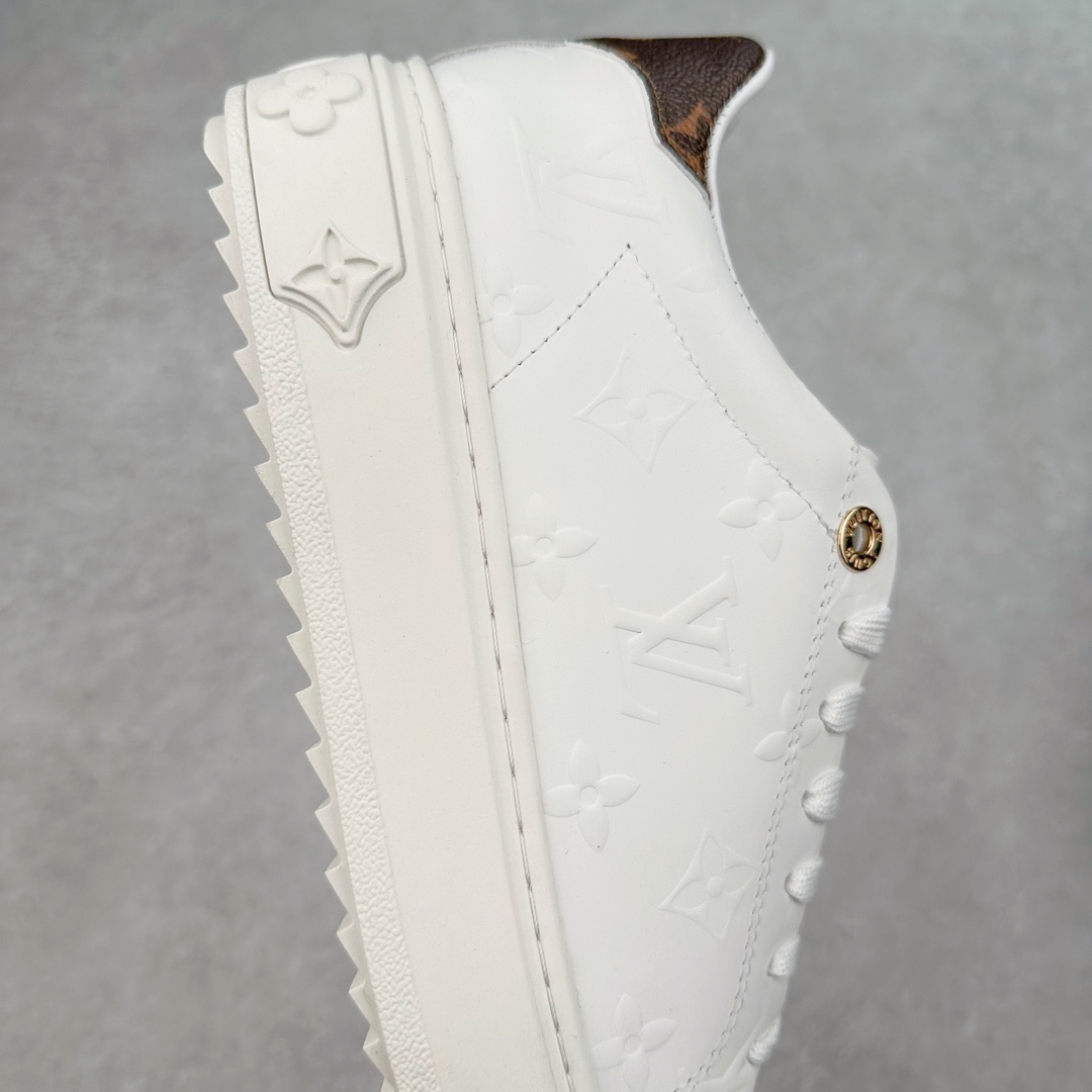 图片[6]-Louis Vuitton 路易威登 lv Time Out 低帮时尚运动板鞋 为舒软小牛皮革压印金属质感 Monogram 图案 再令 Louis 和vuitton 装饰点缀鞋带 与卢勒克斯金属线共同 释放莹泽光芒 搭配后部 Monogram帆布饰边和加厚胎面橡胶外底 鞋面胎牛皮和进口PVC制裁而成 高密度进口电脑车线工艺、经典LOGO跟PVC完美结合 原版大底开模 内里采用进口羊皮 超软皮内里+鞋垫 最新LV/路易威登 杨幂 关晓彤 官方等多明星网红同款 快手抖音等多平台热推 尺码：35 36 37 38 39 40 41 42 43 44-选品中心