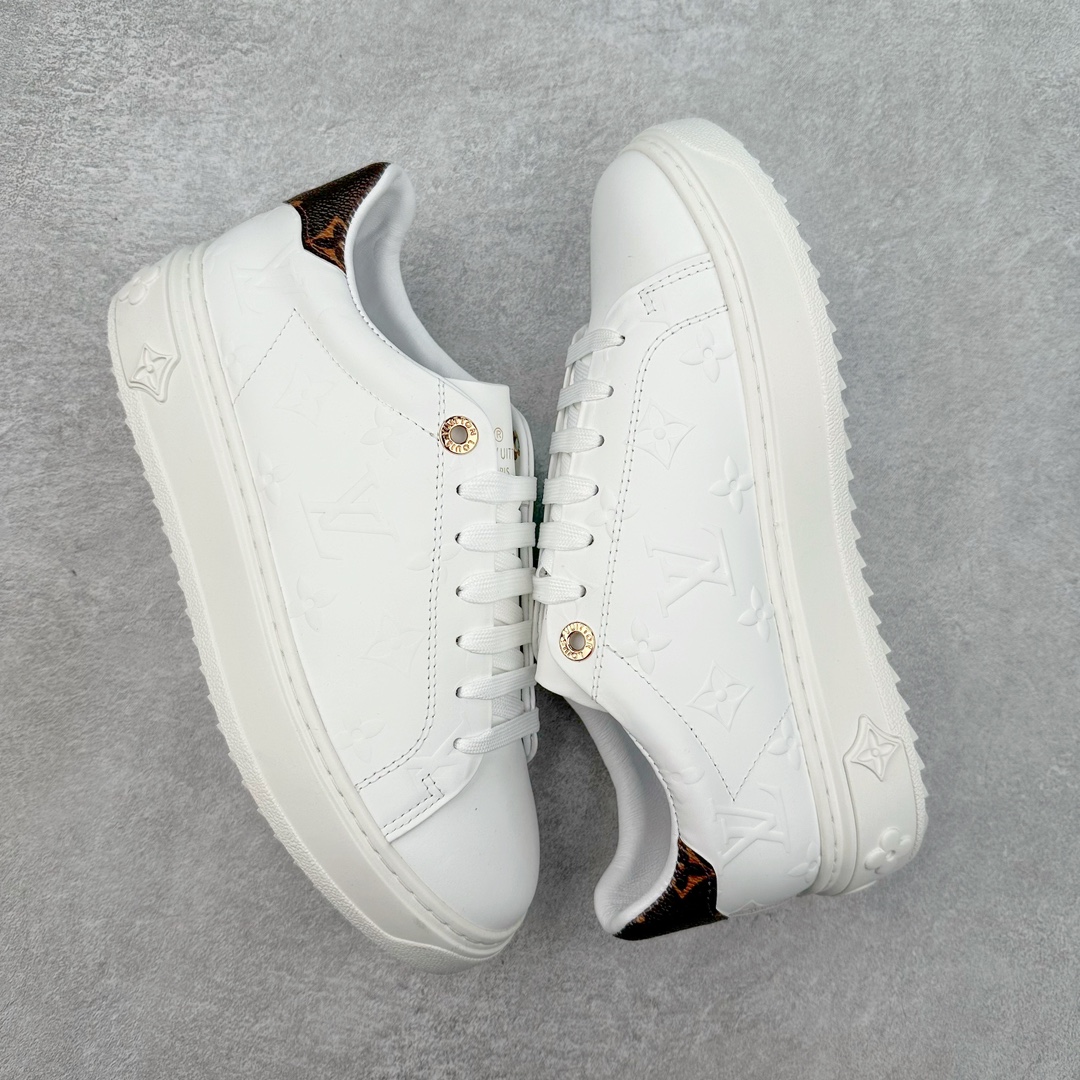 图片[3]-Louis Vuitton 路易威登 lv Time Out 低帮时尚运动板鞋 为舒软小牛皮革压印金属质感 Monogram 图案 再令 Louis 和vuitton 装饰点缀鞋带 与卢勒克斯金属线共同 释放莹泽光芒 搭配后部 Monogram帆布饰边和加厚胎面橡胶外底 鞋面胎牛皮和进口PVC制裁而成 高密度进口电脑车线工艺、经典LOGO跟PVC完美结合 原版大底开模 内里采用进口羊皮 超软皮内里+鞋垫 最新LV/路易威登 杨幂 关晓彤 官方等多明星网红同款 快手抖音等多平台热推 尺码：35 36 37 38 39 40 41 42 43 44-选品中心