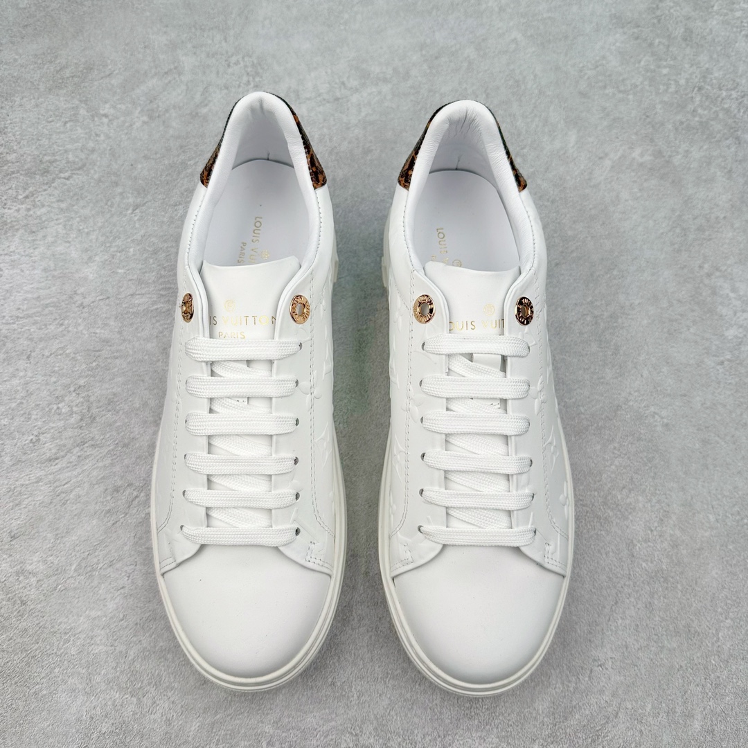 图片[2]-Louis Vuitton 路易威登 lv Time Out 低帮时尚运动板鞋 为舒软小牛皮革压印金属质感 Monogram 图案 再令 Louis 和vuitton 装饰点缀鞋带 与卢勒克斯金属线共同 释放莹泽光芒 搭配后部 Monogram帆布饰边和加厚胎面橡胶外底 鞋面胎牛皮和进口PVC制裁而成 高密度进口电脑车线工艺、经典LOGO跟PVC完美结合 原版大底开模 内里采用进口羊皮 超软皮内里+鞋垫 最新LV/路易威登 杨幂 关晓彤 官方等多明星网红同款 快手抖音等多平台热推 尺码：35 36 37 38 39 40 41 42 43 44-选品中心