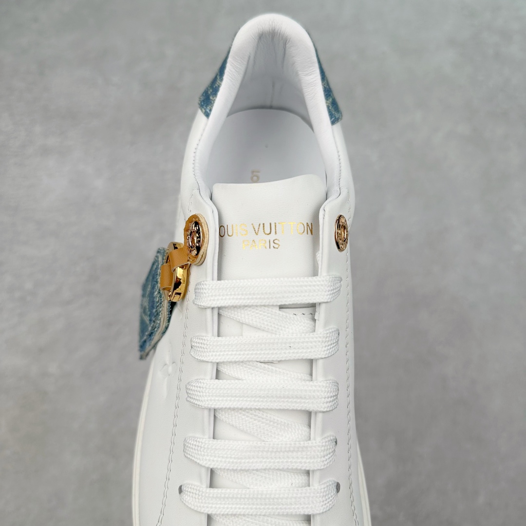 图片[5]-Louis Vuitton 路易威登 lv Time Out 低帮时尚运动板鞋 为舒软小牛皮革压印金属质感 Monogram 图案 再令 Louis 和vuitton 装饰点缀鞋带 与卢勒克斯金属线共同 释放莹泽光芒 搭配后部 Monogram帆布饰边和加厚胎面橡胶外底 鞋面胎牛皮和进口PVC制裁而成 高密度进口电脑车线工艺、经典LOGO跟PVC完美结合 原版大底开模 内里采用进口羊皮 超软皮内里+鞋垫 最新LV/路易威登 杨幂 关晓彤 官方等多明星网红同款 快手抖音等多平台热推 尺码：35 36 37 38 39 40 41 42 43 44-选品中心