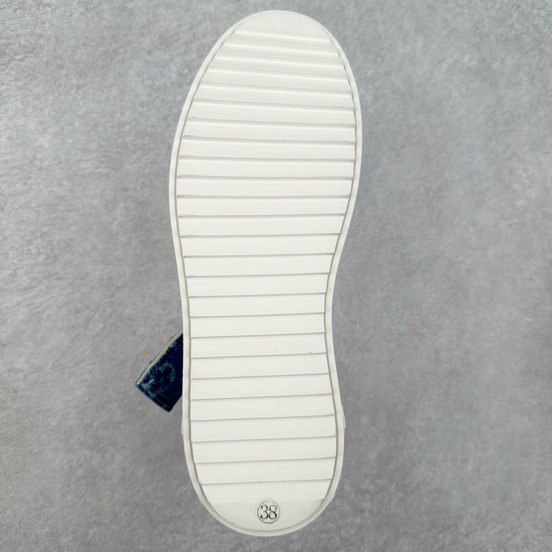 图片[9]-Louis Vuitton 路易威登 lv Time Out 低帮时尚运动板鞋 为舒软小牛皮革压印金属质感 Monogram 图案 再令 Louis 和vuitton 装饰点缀鞋带 与卢勒克斯金属线共同 释放莹泽光芒 搭配后部 Monogram帆布饰边和加厚胎面橡胶外底 鞋面胎牛皮和进口PVC制裁而成 高密度进口电脑车线工艺、经典LOGO跟PVC完美结合 原版大底开模 内里采用进口羊皮 超软皮内里+鞋垫 最新LV/路易威登 杨幂 关晓彤 官方等多明星网红同款 快手抖音等多平台热推 尺码：35 36 37 38 39 40 41 42 43 44-选品中心