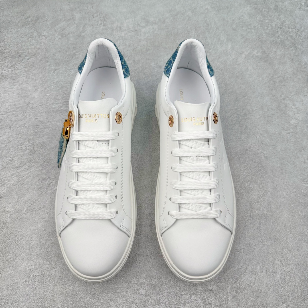 图片[2]-Louis Vuitton 路易威登 lv Time Out 低帮时尚运动板鞋 为舒软小牛皮革压印金属质感 Monogram 图案 再令 Louis 和vuitton 装饰点缀鞋带 与卢勒克斯金属线共同 释放莹泽光芒 搭配后部 Monogram帆布饰边和加厚胎面橡胶外底 鞋面胎牛皮和进口PVC制裁而成 高密度进口电脑车线工艺、经典LOGO跟PVC完美结合 原版大底开模 内里采用进口羊皮 超软皮内里+鞋垫 最新LV/路易威登 杨幂 关晓彤 官方等多明星网红同款 快手抖音等多平台热推 尺码：35 36 37 38 39 40 41 42 43 44-选品中心