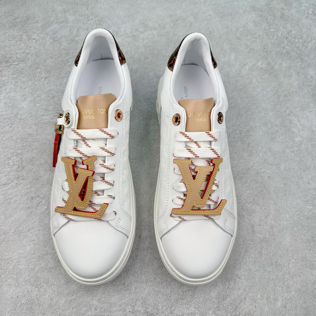 图片[2]-Louis Vuitton 路易威登 lv Time Out 低帮时尚运动板鞋 为舒软小牛皮革压印金属质感 Monogram 图案 再令 Louis 和vuitton 装饰点缀鞋带 与卢勒克斯金属线共同 释放莹泽光芒 搭配后部 Monogram帆布饰边和加厚胎面橡胶外底 鞋面胎牛皮和进口PVC制裁而成 高密度进口电脑车线工艺、经典LOGO跟PVC完美结合 原版大底开模 内里采用进口羊皮 超软皮内里+鞋垫 最新LV/路易威登 杨幂 关晓彤 官方等多明星网红同款 快手抖音等多平台热推 尺码：35 36 37 38 39 40 41 42 43 44-选品中心