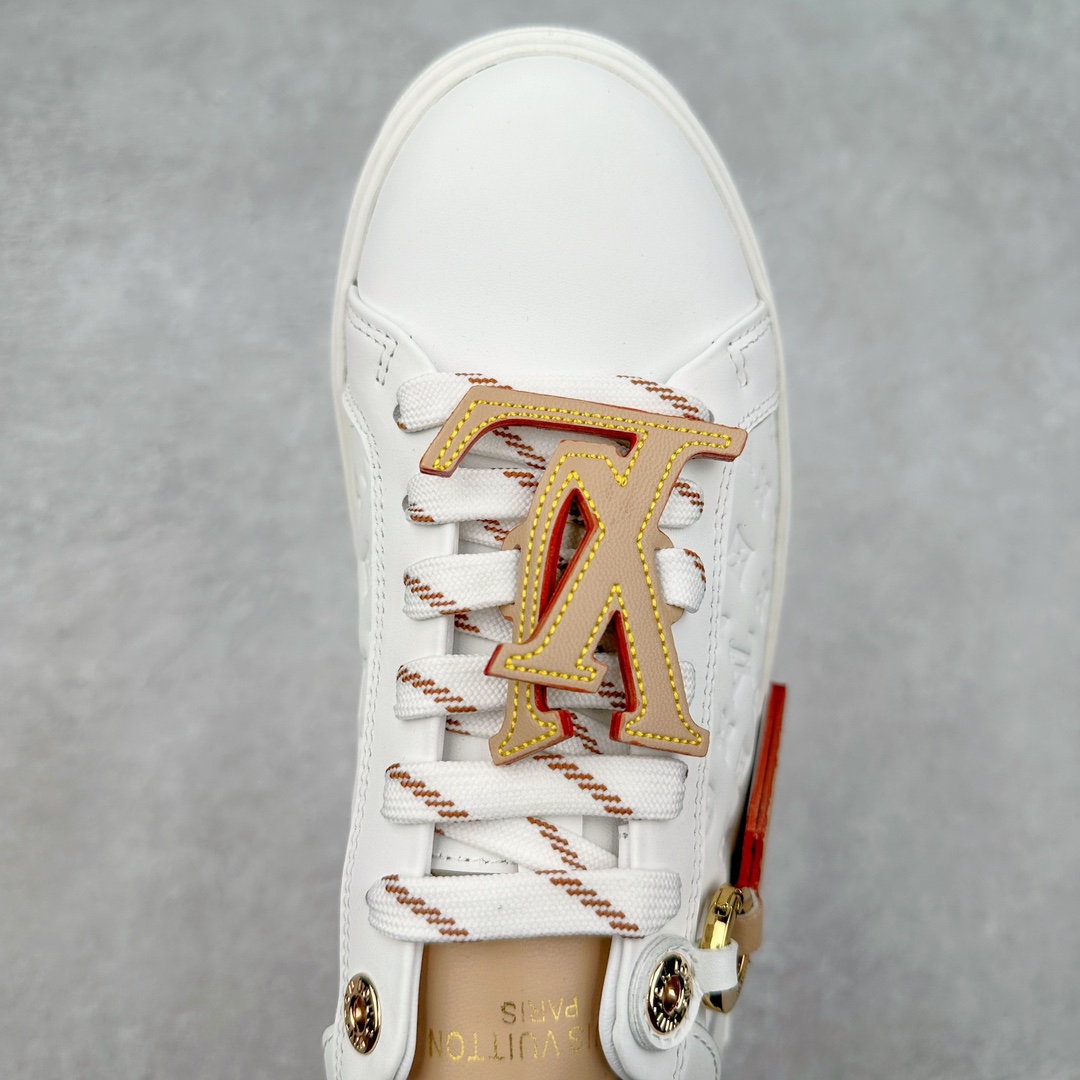 图片[4]-Louis Vuitton 路易威登 lv Time Out 低帮时尚运动板鞋 为舒软小牛皮革压印金属质感 Monogram 图案 再令 Louis 和vuitton 装饰点缀鞋带 与卢勒克斯金属线共同 释放莹泽光芒 搭配后部 Monogram帆布饰边和加厚胎面橡胶外底 鞋面胎牛皮和进口PVC制裁而成 高密度进口电脑车线工艺、经典LOGO跟PVC完美结合 原版大底开模 内里采用进口羊皮 超软皮内里+鞋垫 最新LV/路易威登 杨幂 关晓彤 官方等多明星网红同款 快手抖音等多平台热推 尺码：35 36 37 38 39 40 41 42 43 44-选品中心