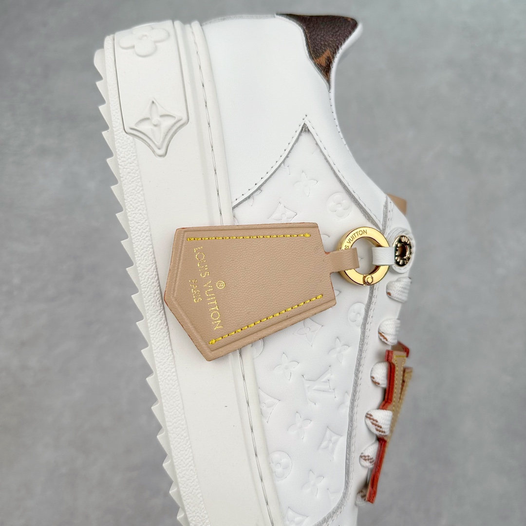 图片[6]-Louis Vuitton 路易威登 lv Time Out 低帮时尚运动板鞋 为舒软小牛皮革压印金属质感 Monogram 图案 再令 Louis 和vuitton 装饰点缀鞋带 与卢勒克斯金属线共同 释放莹泽光芒 搭配后部 Monogram帆布饰边和加厚胎面橡胶外底 鞋面胎牛皮和进口PVC制裁而成 高密度进口电脑车线工艺、经典LOGO跟PVC完美结合 原版大底开模 内里采用进口羊皮 超软皮内里+鞋垫 最新LV/路易威登 杨幂 关晓彤 官方等多明星网红同款 快手抖音等多平台热推 尺码：35 36 37 38 39 40 41 42 43 44-选品中心