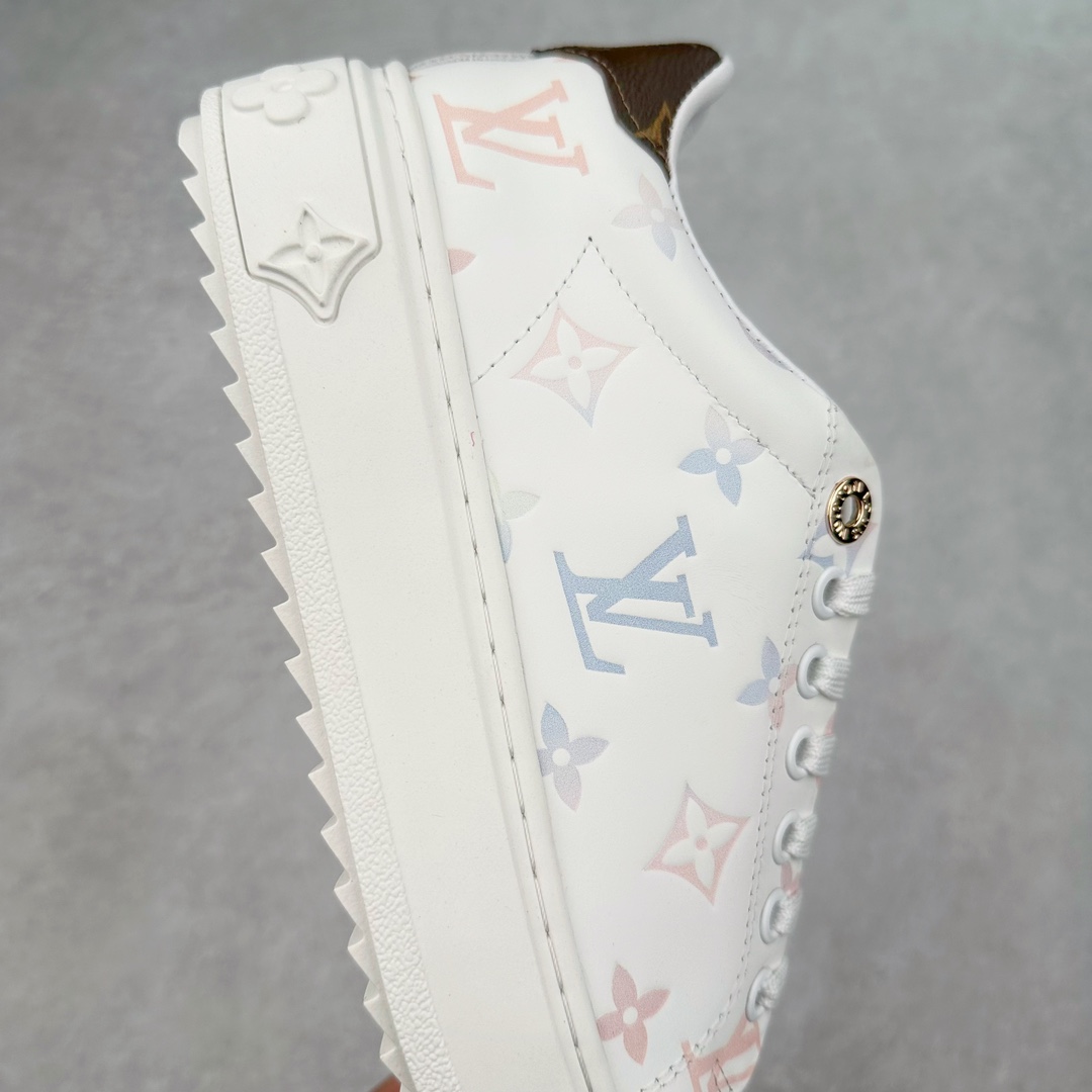 图片[6]-Louis Vuitton 路易威登 lv Time Out 低帮时尚运动板鞋 为舒软小牛皮革压印金属质感 Monogram 图案 再令 Louis 和vuitton 装饰点缀鞋带 与卢勒克斯金属线共同 释放莹泽光芒 搭配后部 Monogram帆布饰边和加厚胎面橡胶外底 鞋面胎牛皮和进口PVC制裁而成 高密度进口电脑车线工艺、经典LOGO跟PVC完美结合 原版大底开模 内里采用进口羊皮 超软皮内里+鞋垫 最新LV/路易威登 杨幂 关晓彤 官方等多明星网红同款 快手抖音等多平台热推 尺码：35 36 37 38 39 40 41 42 43 44-选品中心