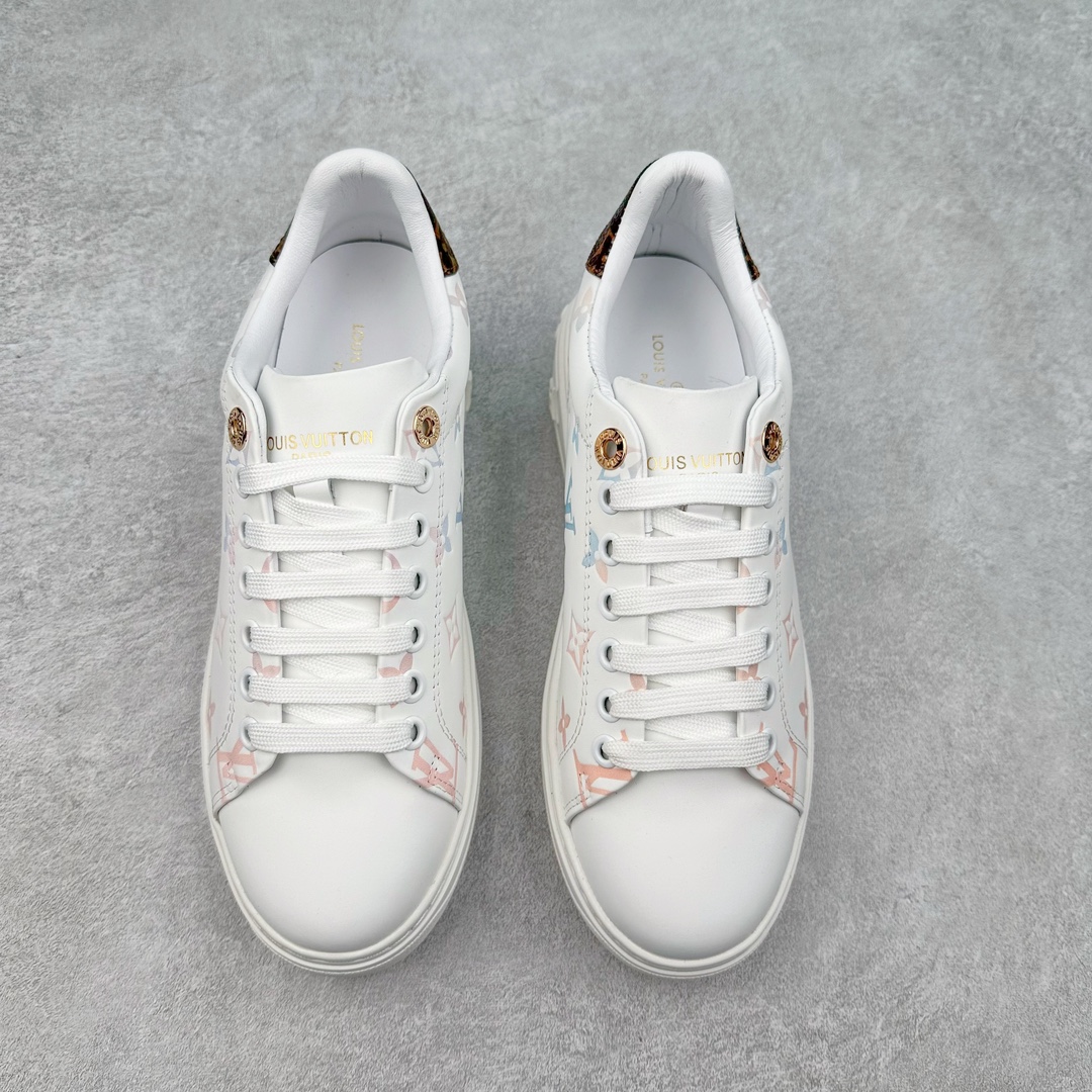 图片[2]-Louis Vuitton 路易威登 lv Time Out 低帮时尚运动板鞋 为舒软小牛皮革压印金属质感 Monogram 图案 再令 Louis 和vuitton 装饰点缀鞋带 与卢勒克斯金属线共同 释放莹泽光芒 搭配后部 Monogram帆布饰边和加厚胎面橡胶外底 鞋面胎牛皮和进口PVC制裁而成 高密度进口电脑车线工艺、经典LOGO跟PVC完美结合 原版大底开模 内里采用进口羊皮 超软皮内里+鞋垫 最新LV/路易威登 杨幂 关晓彤 官方等多明星网红同款 快手抖音等多平台热推 尺码：35 36 37 38 39 40 41 42 43 44-选品中心
