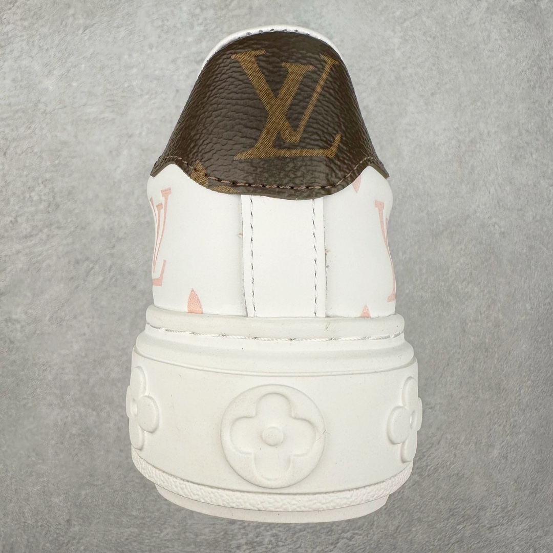 图片[8]-Louis Vuitton 路易威登 lv Time Out 低帮时尚运动板鞋 为舒软小牛皮革压印金属质感 Monogram 图案 再令 Louis 和vuitton 装饰点缀鞋带 与卢勒克斯金属线共同 释放莹泽光芒 搭配后部 Monogram帆布饰边和加厚胎面橡胶外底 鞋面胎牛皮和进口PVC制裁而成 高密度进口电脑车线工艺、经典LOGO跟PVC完美结合 原版大底开模 内里采用进口羊皮 超软皮内里+鞋垫 最新LV/路易威登 杨幂 关晓彤 官方等多明星网红同款 快手抖音等多平台热推 尺码：35 36 37 38 39 40 41 42 43 44-选品中心