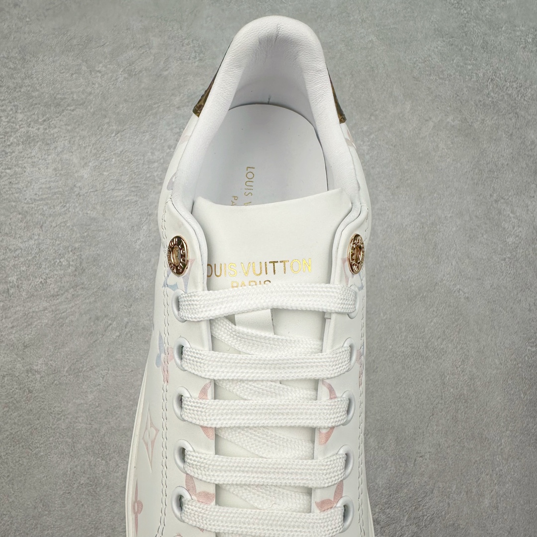 图片[5]-Louis Vuitton 路易威登 lv Time Out 低帮时尚运动板鞋 为舒软小牛皮革压印金属质感 Monogram 图案 再令 Louis 和vuitton 装饰点缀鞋带 与卢勒克斯金属线共同 释放莹泽光芒 搭配后部 Monogram帆布饰边和加厚胎面橡胶外底 鞋面胎牛皮和进口PVC制裁而成 高密度进口电脑车线工艺、经典LOGO跟PVC完美结合 原版大底开模 内里采用进口羊皮 超软皮内里+鞋垫 最新LV/路易威登 杨幂 关晓彤 官方等多明星网红同款 快手抖音等多平台热推 尺码：35 36 37 38 39 40 41 42 43 44-选品中心