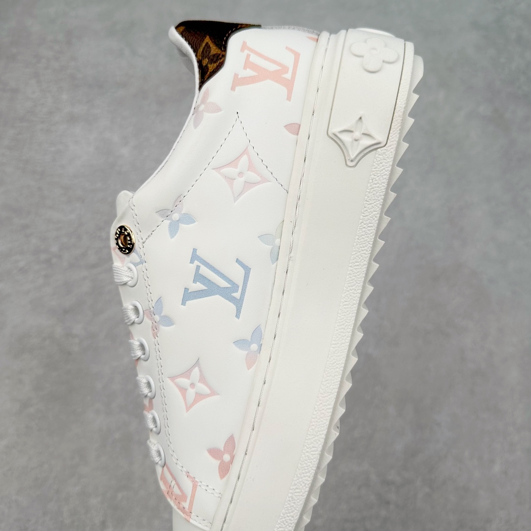 图片[7]-Louis Vuitton 路易威登 lv Time Out 低帮时尚运动板鞋 为舒软小牛皮革压印金属质感 Monogram 图案 再令 Louis 和vuitton 装饰点缀鞋带 与卢勒克斯金属线共同 释放莹泽光芒 搭配后部 Monogram帆布饰边和加厚胎面橡胶外底 鞋面胎牛皮和进口PVC制裁而成 高密度进口电脑车线工艺、经典LOGO跟PVC完美结合 原版大底开模 内里采用进口羊皮 超软皮内里+鞋垫 最新LV/路易威登 杨幂 关晓彤 官方等多明星网红同款 快手抖音等多平台热推 尺码：35 36 37 38 39 40 41 42 43 44-选品中心