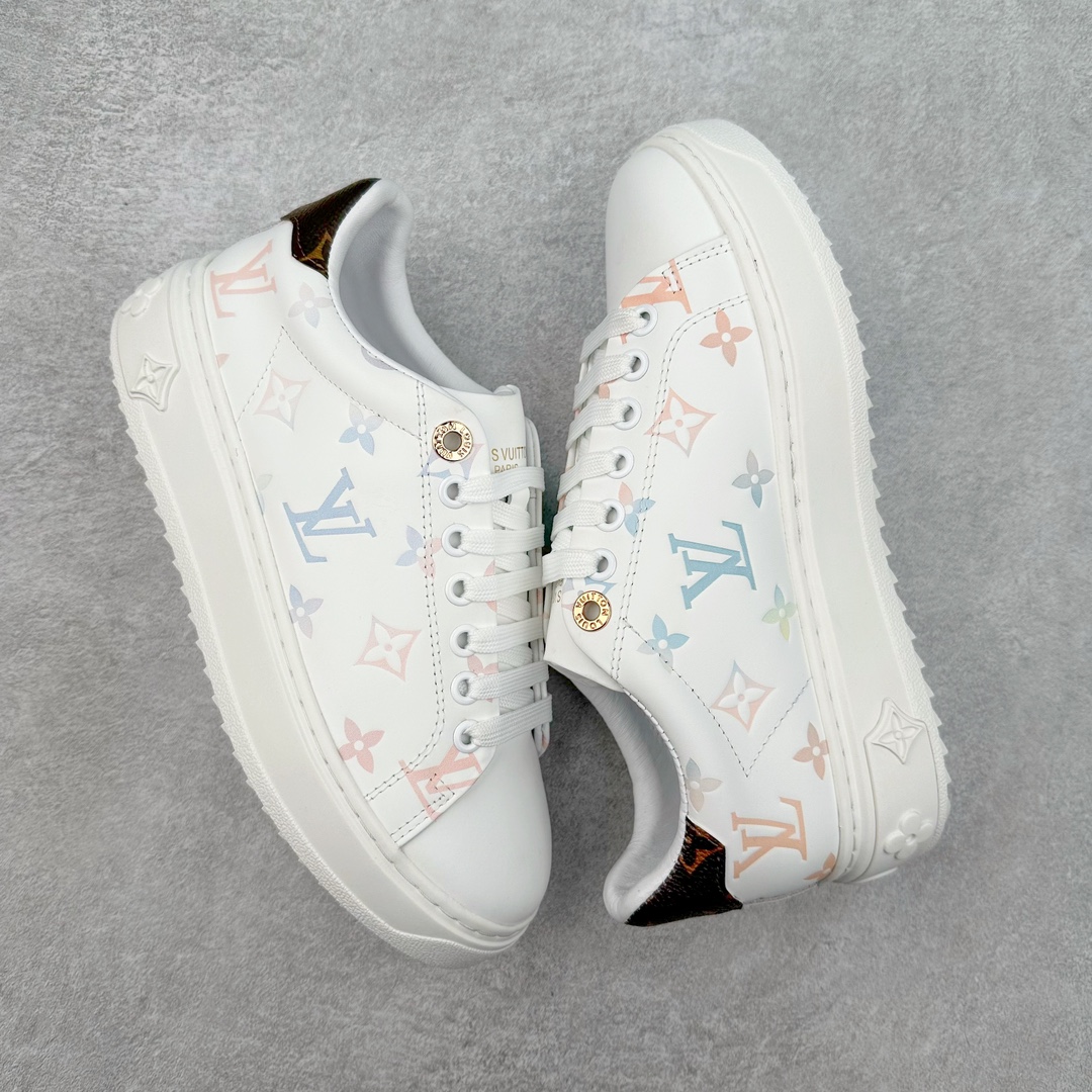 图片[3]-Louis Vuitton 路易威登 lv Time Out 低帮时尚运动板鞋 为舒软小牛皮革压印金属质感 Monogram 图案 再令 Louis 和vuitton 装饰点缀鞋带 与卢勒克斯金属线共同 释放莹泽光芒 搭配后部 Monogram帆布饰边和加厚胎面橡胶外底 鞋面胎牛皮和进口PVC制裁而成 高密度进口电脑车线工艺、经典LOGO跟PVC完美结合 原版大底开模 内里采用进口羊皮 超软皮内里+鞋垫 最新LV/路易威登 杨幂 关晓彤 官方等多明星网红同款 快手抖音等多平台热推 尺码：35 36 37 38 39 40 41 42 43 44-选品中心