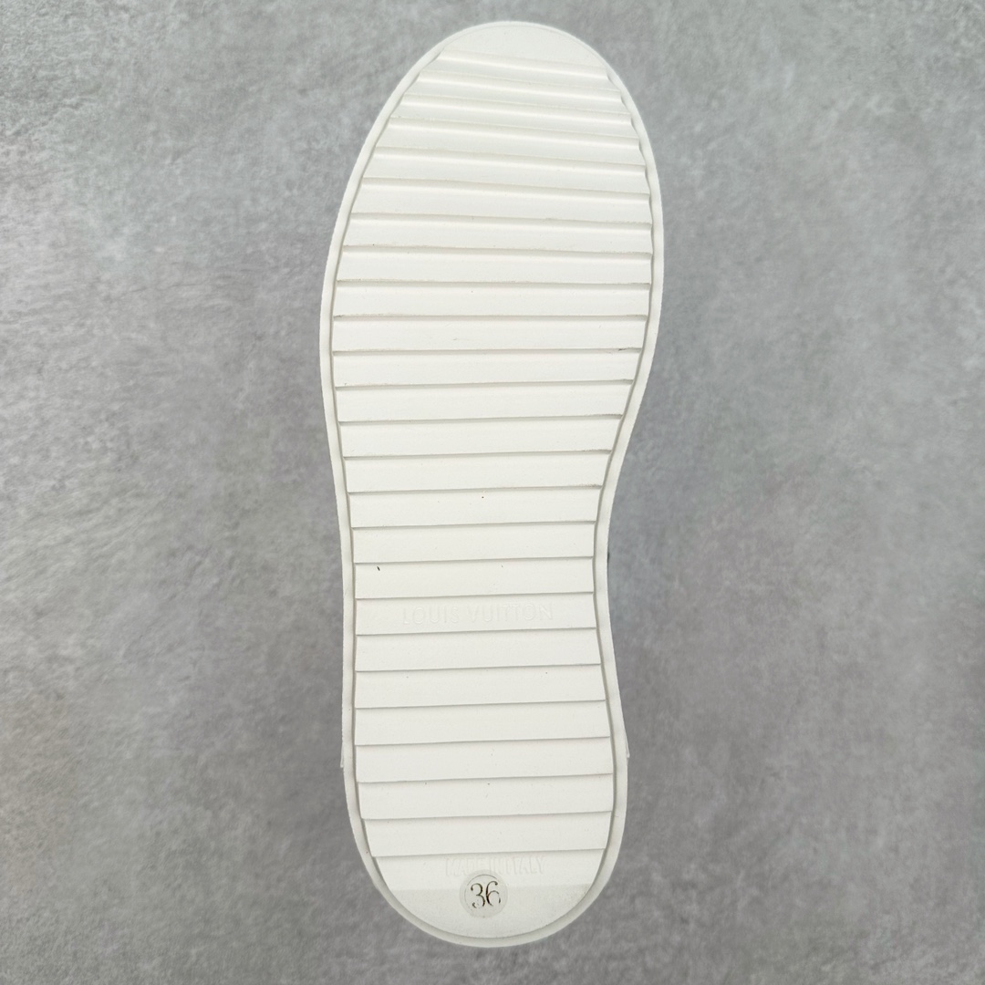 图片[9]-Louis Vuitton 路易威登 lv Time Out 低帮时尚运动板鞋 为舒软小牛皮革压印金属质感 Monogram 图案 再令 Louis 和vuitton 装饰点缀鞋带 与卢勒克斯金属线共同 释放莹泽光芒 搭配后部 Monogram帆布饰边和加厚胎面橡胶外底 鞋面胎牛皮和进口PVC制裁而成 高密度进口电脑车线工艺、经典LOGO跟PVC完美结合 原版大底开模 内里采用进口羊皮 超软皮内里+鞋垫 最新LV/路易威登 杨幂 关晓彤 官方等多明星网红同款 快手抖音等多平台热推 尺码：35 36 37 38 39 40 41 42 43 44-选品中心