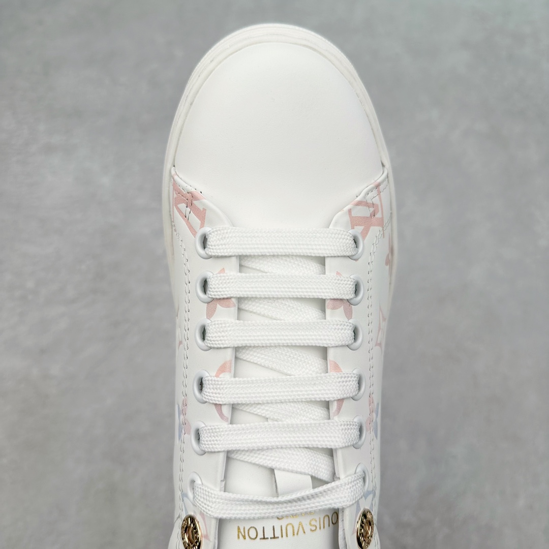 图片[4]-Louis Vuitton 路易威登 lv Time Out 低帮时尚运动板鞋 为舒软小牛皮革压印金属质感 Monogram 图案 再令 Louis 和vuitton 装饰点缀鞋带 与卢勒克斯金属线共同 释放莹泽光芒 搭配后部 Monogram帆布饰边和加厚胎面橡胶外底 鞋面胎牛皮和进口PVC制裁而成 高密度进口电脑车线工艺、经典LOGO跟PVC完美结合 原版大底开模 内里采用进口羊皮 超软皮内里+鞋垫 最新LV/路易威登 杨幂 关晓彤 官方等多明星网红同款 快手抖音等多平台热推 尺码：35 36 37 38 39 40 41 42 43 44-选品中心