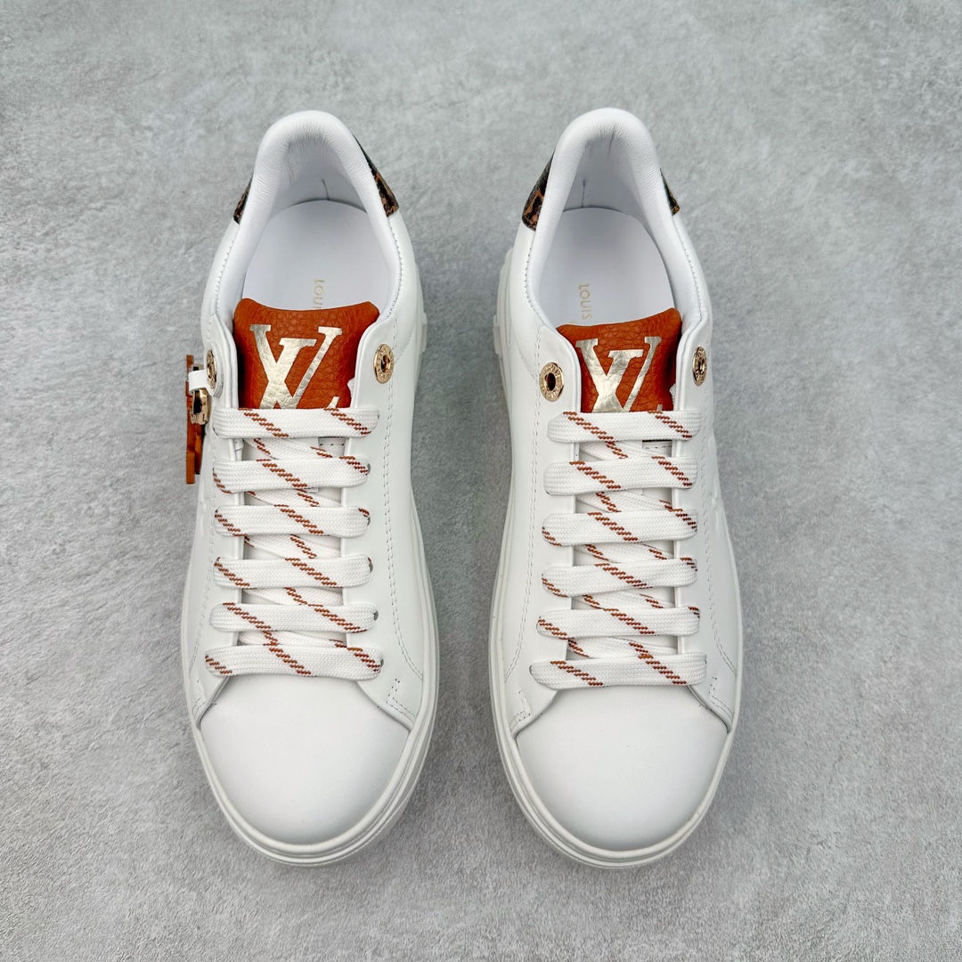 图片[2]-Louis Vuitton 路易威登 lv Time Out 低帮时尚运动板鞋 为舒软小牛皮革压印金属质感 Monogram 图案 再令 Louis 和vuitton 装饰点缀鞋带 与卢勒克斯金属线共同 释放莹泽光芒 搭配后部 Monogram帆布饰边和加厚胎面橡胶外底 鞋面胎牛皮和进口PVC制裁而成 高密度进口电脑车线工艺、经典LOGO跟PVC完美结合 原版大底开模 内里采用进口羊皮 超软皮内里+鞋垫 最新LV/路易威登 杨幂 关晓彤 官方等多明星网红同款 快手抖音等多平台热推 尺码：35 36 37 38 39 40 41 42 43 44-选品中心