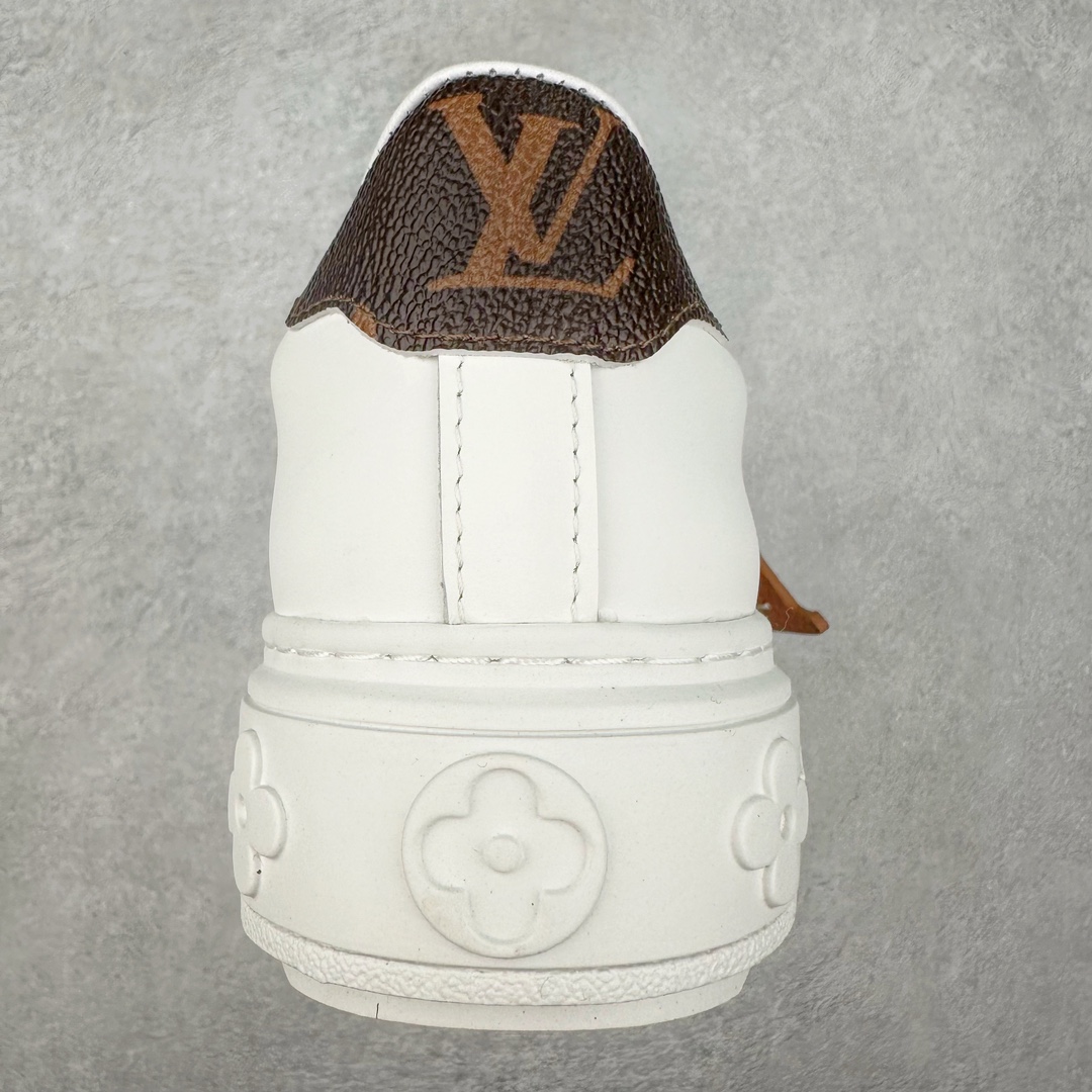 图片[8]-Louis Vuitton 路易威登 lv Time Out 低帮时尚运动板鞋 为舒软小牛皮革压印金属质感 Monogram 图案 再令 Louis 和vuitton 装饰点缀鞋带 与卢勒克斯金属线共同 释放莹泽光芒 搭配后部 Monogram帆布饰边和加厚胎面橡胶外底 鞋面胎牛皮和进口PVC制裁而成 高密度进口电脑车线工艺、经典LOGO跟PVC完美结合 原版大底开模 内里采用进口羊皮 超软皮内里+鞋垫 最新LV/路易威登 杨幂 关晓彤 官方等多明星网红同款 快手抖音等多平台热推 尺码：35 36 37 38 39 40 41 42 43 44-选品中心