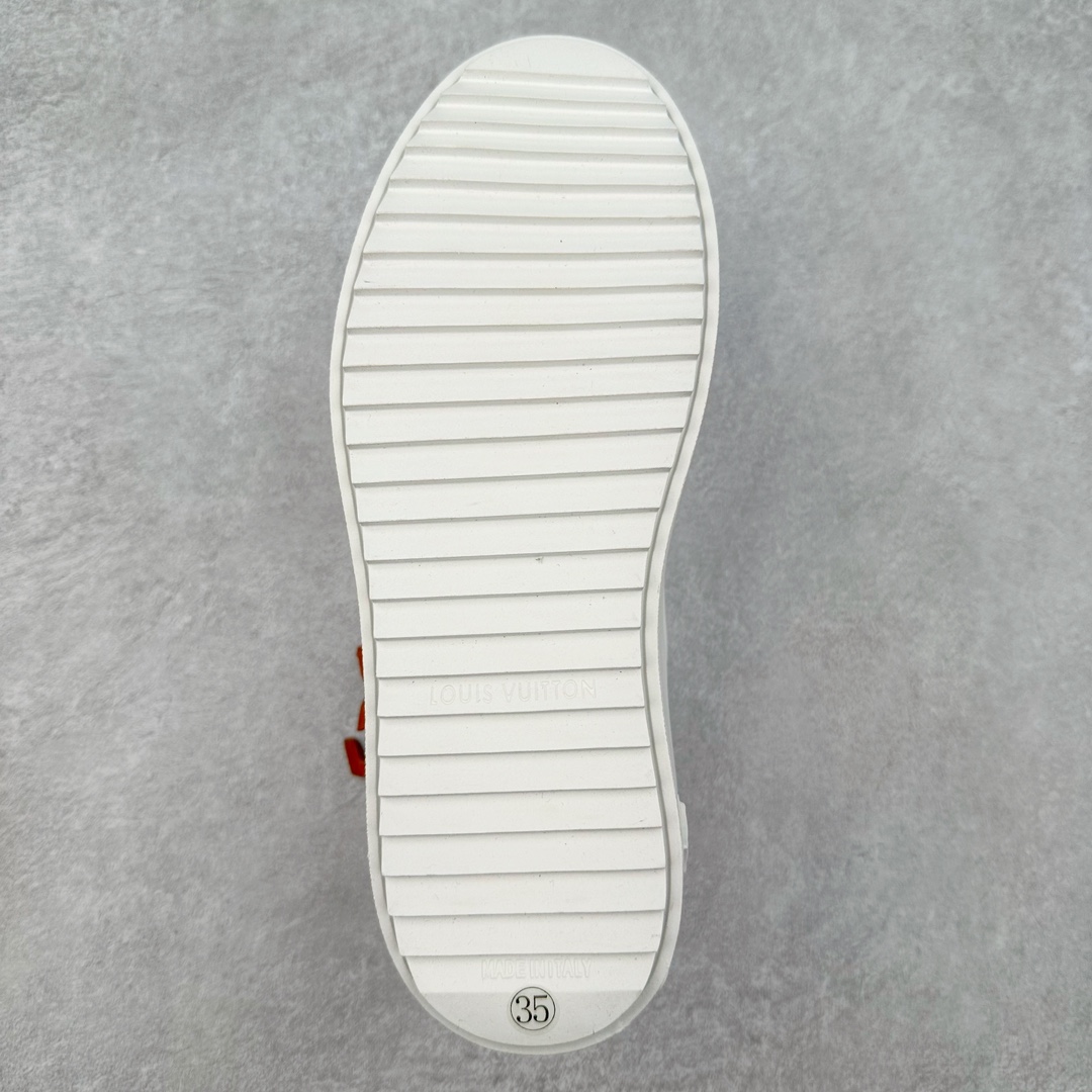 图片[9]-Louis Vuitton 路易威登 lv Time Out 低帮时尚运动板鞋 为舒软小牛皮革压印金属质感 Monogram 图案 再令 Louis 和vuitton 装饰点缀鞋带 与卢勒克斯金属线共同 释放莹泽光芒 搭配后部 Monogram帆布饰边和加厚胎面橡胶外底 鞋面胎牛皮和进口PVC制裁而成 高密度进口电脑车线工艺、经典LOGO跟PVC完美结合 原版大底开模 内里采用进口羊皮 超软皮内里+鞋垫 最新LV/路易威登 杨幂 关晓彤 官方等多明星网红同款 快手抖音等多平台热推 尺码：35 36 37 38 39 40 41 42 43 44-选品中心