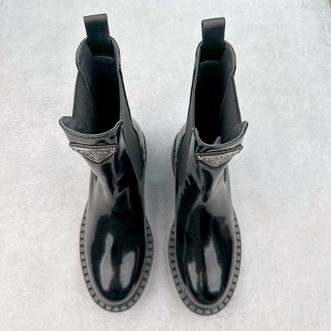 图片[2]-＃GD广顶 PRADA 普拉达秋冬时尚潮流松糕底厚底骑士靴短靴 鞋型秀气大方 三角标加持 高级感拉满 无论日常通勤还是小场合都能穿出气场意大利著名的奢侈品品牌 普拉达这款牛皮面演绎prada式的黑暗优雅风情 鞋头很是秀气 鞋楦的复古与时尚平衡的非常好 没有平时别的款式的呆板整体是休闲时尚风 风格简约大方 舒适轻便 小牛皮鞋面超级软触感亲肤而光滑 很显质感也很好打理 设计摆脱路人感 打破沉闷单调 真的超级清秀百搭 而且这款增高效果一绝 特别有英伦风但又不是太过于复古的也很符合都市年轻人的审美 尺码：35 36 37 38 39 40 41-选品中心