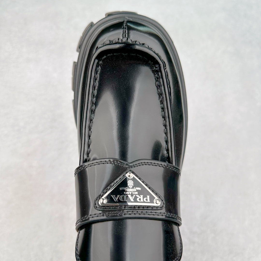 图片[4]-＃GD广顶 PRADA Monolith 普拉达皮革休闲平底乐福鞋 春夏最好的穿的乐福鞋 没有之一鞋型秀气大方 三角标加持 高级感拉满 无论日常通勤还是小场合都能穿出气场意大利著名的奢侈品品牌 普拉达这款牛皮面演绎prada式的黑暗优雅风情 鞋头很是秀气 鞋楦的复古与时尚平衡的非常好 没有平时别的款式的呆板整体是休闲时尚风 风格简约大方 舒适轻便 小牛皮鞋面超级软触感亲肤而光滑 很显质感也很好打理 设计摆脱路人感 打破沉闷单调 真的超级清秀百搭 而且这款增高效果一绝 特别有英伦风但又不是太过于复古的也很符合都市年轻人的审美 尺码：35 36 37 38 39 40 41-选品中心