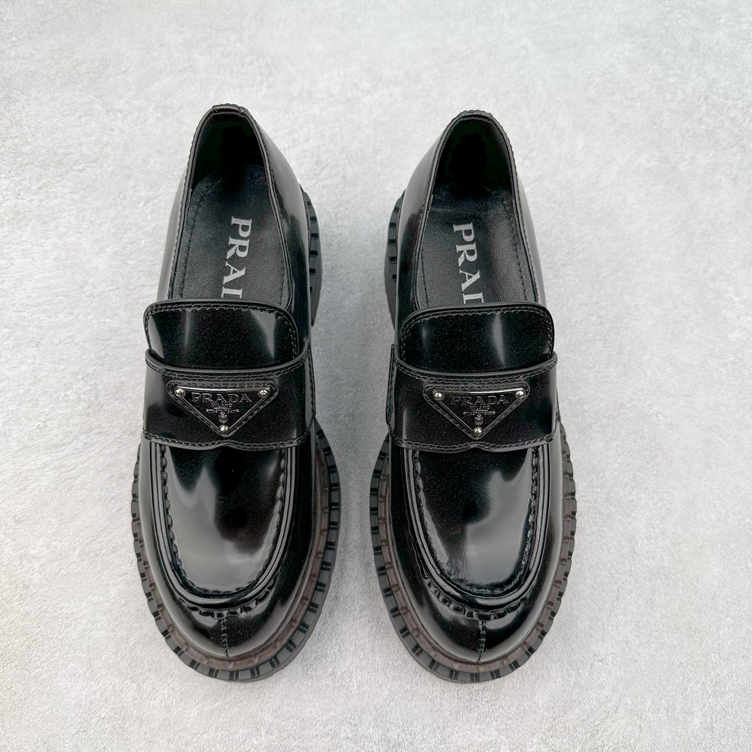 图片[2]-＃GD广顶 PRADA Monolith 普拉达皮革休闲平底乐福鞋 春夏最好的穿的乐福鞋 没有之一鞋型秀气大方 三角标加持 高级感拉满 无论日常通勤还是小场合都能穿出气场意大利著名的奢侈品品牌 普拉达这款牛皮面演绎prada式的黑暗优雅风情 鞋头很是秀气 鞋楦的复古与时尚平衡的非常好 没有平时别的款式的呆板整体是休闲时尚风 风格简约大方 舒适轻便 小牛皮鞋面超级软触感亲肤而光滑 很显质感也很好打理 设计摆脱路人感 打破沉闷单调 真的超级清秀百搭 而且这款增高效果一绝 特别有英伦风但又不是太过于复古的也很符合都市年轻人的审美 尺码：35 36 37 38 39 40 41-选品中心