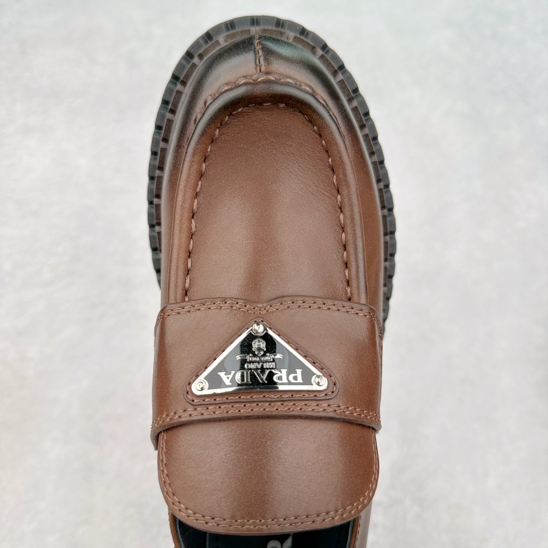 图片[4]-＃GD广顶 PRADA Monolith 普拉达皮革休闲平底乐福鞋 春夏最好的穿的乐福鞋 没有之一鞋型秀气大方 三角标加持 高级感拉满 无论日常通勤还是小场合都能穿出气场意大利著名的奢侈品品牌 普拉达这款牛皮面演绎prada式的黑暗优雅风情 鞋头很是秀气 鞋楦的复古与时尚平衡的非常好 没有平时别的款式的呆板整体是休闲时尚风 风格简约大方 舒适轻便 小牛皮鞋面超级软触感亲肤而光滑 很显质感也很好打理 设计摆脱路人感 打破沉闷单调 真的超级清秀百搭 而且这款增高效果一绝 特别有英伦风但又不是太过于复古的也很符合都市年轻人的审美 尺码：35 36 37 38 39 40 41-选品中心