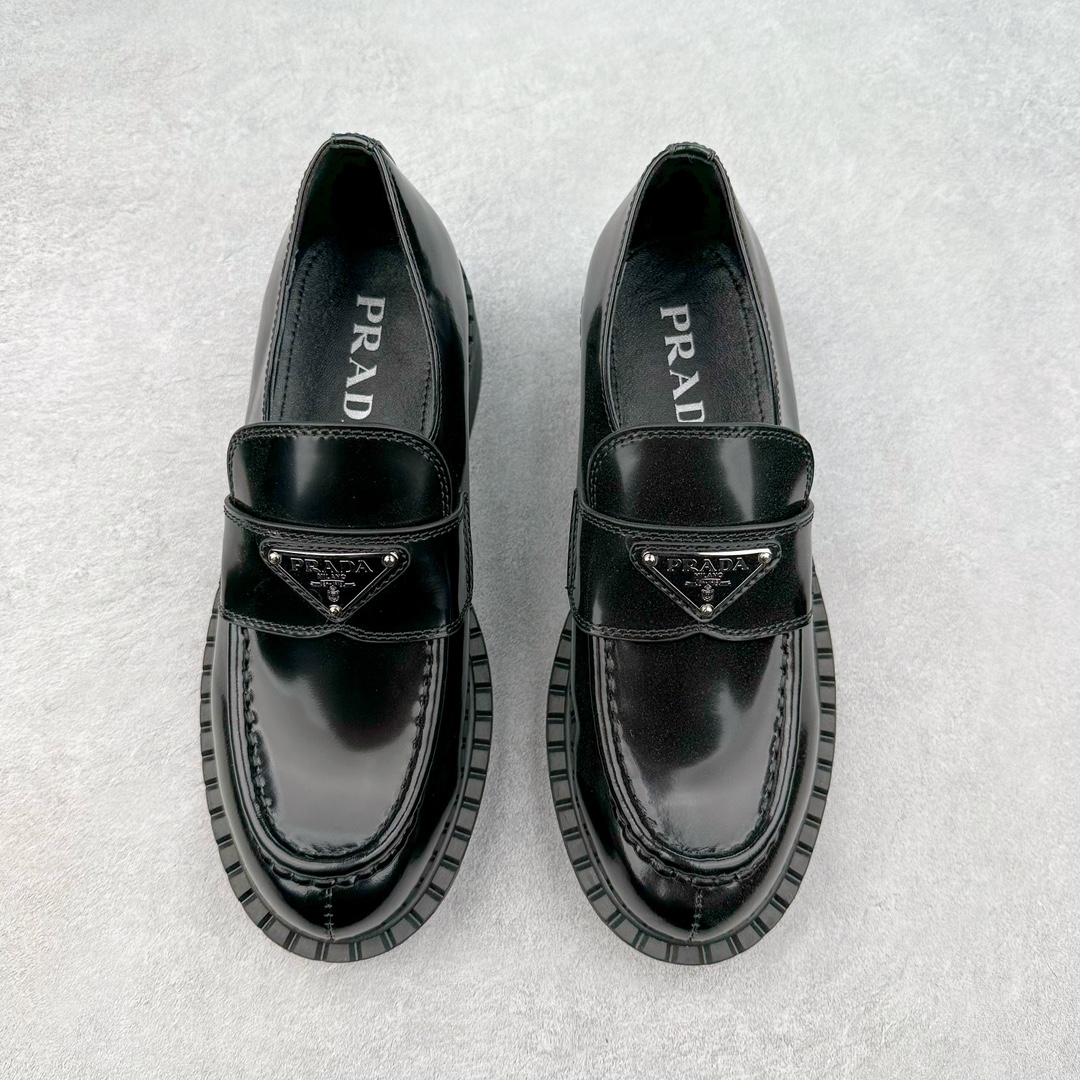 图片[2]-＃GD广顶 PRADA Monolith 普拉达皮革休闲平底乐福鞋 春夏最好的穿的乐福鞋 没有之一鞋型秀气大方 三角标加持 高级感拉满 无论日常通勤还是小场合都能穿出气场意大利著名的奢侈品品牌 普拉达这款牛皮面演绎prada式的黑暗优雅风情 鞋头很是秀气 鞋楦的复古与时尚平衡的非常好 没有平时别的款式的呆板整体是休闲时尚风 风格简约大方 舒适轻便 小牛皮鞋面超级软触感亲肤而光滑 很显质感也很好打理 设计摆脱路人感 打破沉闷单调 真的超级清秀百搭 而且这款增高效果一绝 特别有英伦风但又不是太过于复古的也很符合都市年轻人的审美 尺码：35 36 37 38 39 40 41-选品中心