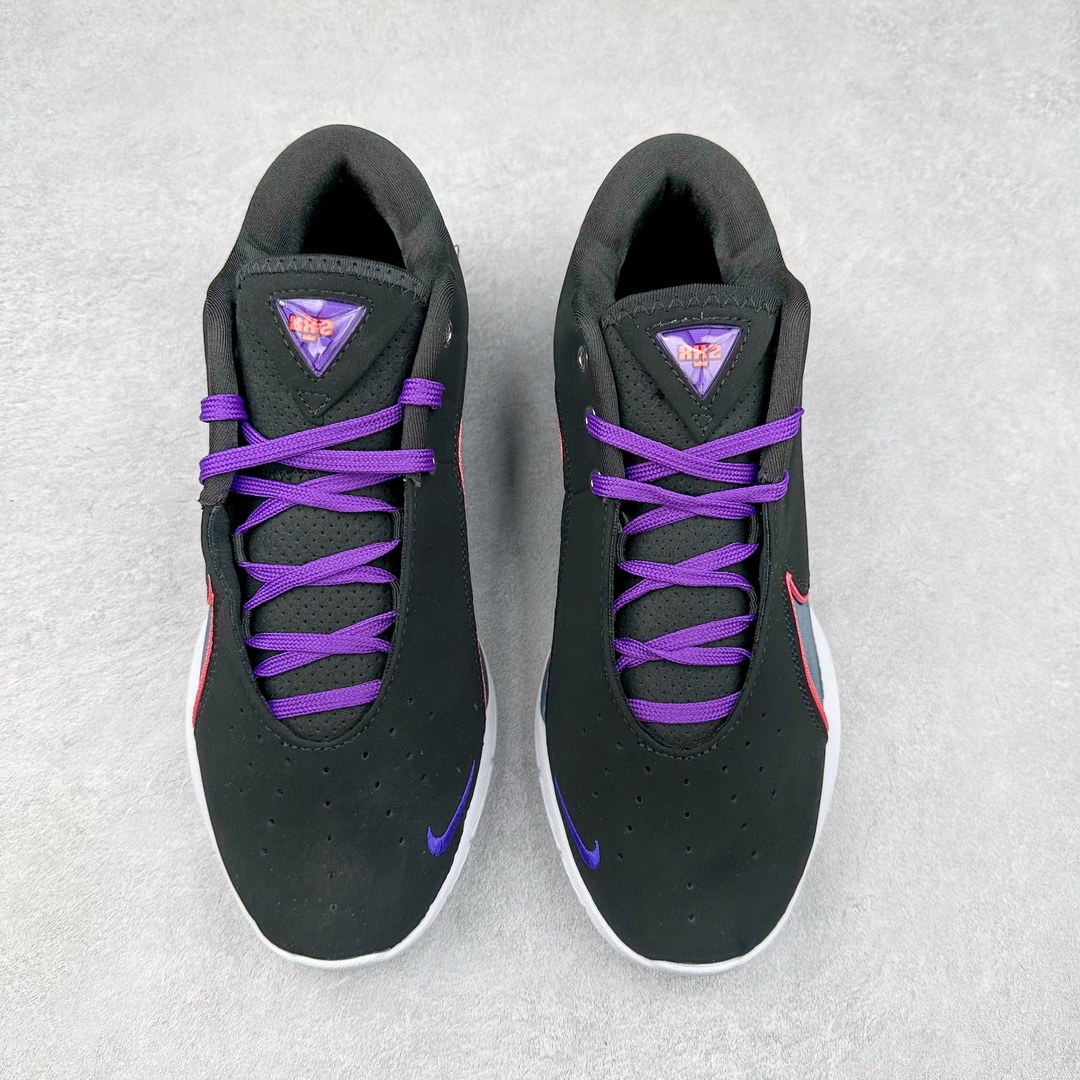 图片[2]-NK LeBron XXII 詹姆斯22代签名实战篮球鞋 FZ1095-101 采用全新中足鞋鞍翼结构，作为护栏保护的同时提供自然的控制感和稳定性，令下一代运动员能够自信锁定、起跳并突破极限。该鞋款中底还采用了Cushlon 2.0泡绵，以提升每一步的舒适感受，同时后掌与前掌的Air Zoom技术确保强劲的推进力和柔软的落地感。低帮设计助力运动员保持场地感，在维持控制的同时能够毫无拘束地移动。外底，包括抓地区域，专为支持关键动作而设计，例如勒布朗的试探步、反向转身、起跳和后撤步。LeBron XXII融合了性能与奢华，采用优质材料、高性能结构和精致细节，旨在满足从硬木球场到好莱坞聚光灯下多种场地与场景的需求。勒布朗的个人风格贯穿整双鞋款，从受其设计影响获得启发的大胆、颠覆性配色，到融入后跟的个人签名，赋予鞋款独特又极具个人特色的质感。尺码：40 40.5 41 42 42.5 43 44 44.5 45 46-选品中心