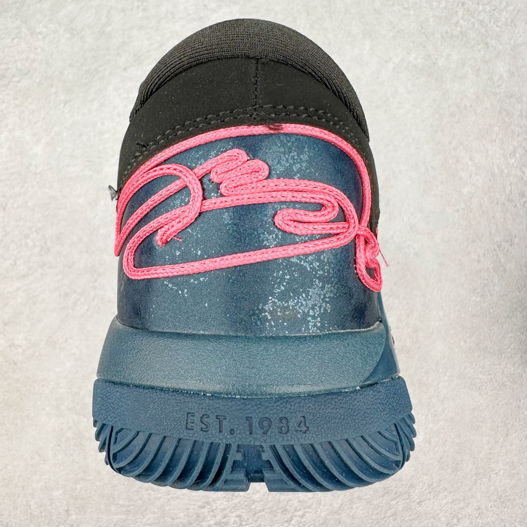 图片[8]-NK LeBron XXII 詹姆斯22代签名实战篮球鞋 FZ1095-101 采用全新中足鞋鞍翼结构，作为护栏保护的同时提供自然的控制感和稳定性，令下一代运动员能够自信锁定、起跳并突破极限。该鞋款中底还采用了Cushlon 2.0泡绵，以提升每一步的舒适感受，同时后掌与前掌的Air Zoom技术确保强劲的推进力和柔软的落地感。低帮设计助力运动员保持场地感，在维持控制的同时能够毫无拘束地移动。外底，包括抓地区域，专为支持关键动作而设计，例如勒布朗的试探步、反向转身、起跳和后撤步。LeBron XXII融合了性能与奢华，采用优质材料、高性能结构和精致细节，旨在满足从硬木球场到好莱坞聚光灯下多种场地与场景的需求。勒布朗的个人风格贯穿整双鞋款，从受其设计影响获得启发的大胆、颠覆性配色，到融入后跟的个人签名，赋予鞋款独特又极具个人特色的质感。尺码：40 40.5 41 42 42.5 43 44 44.5 45 46-选品中心