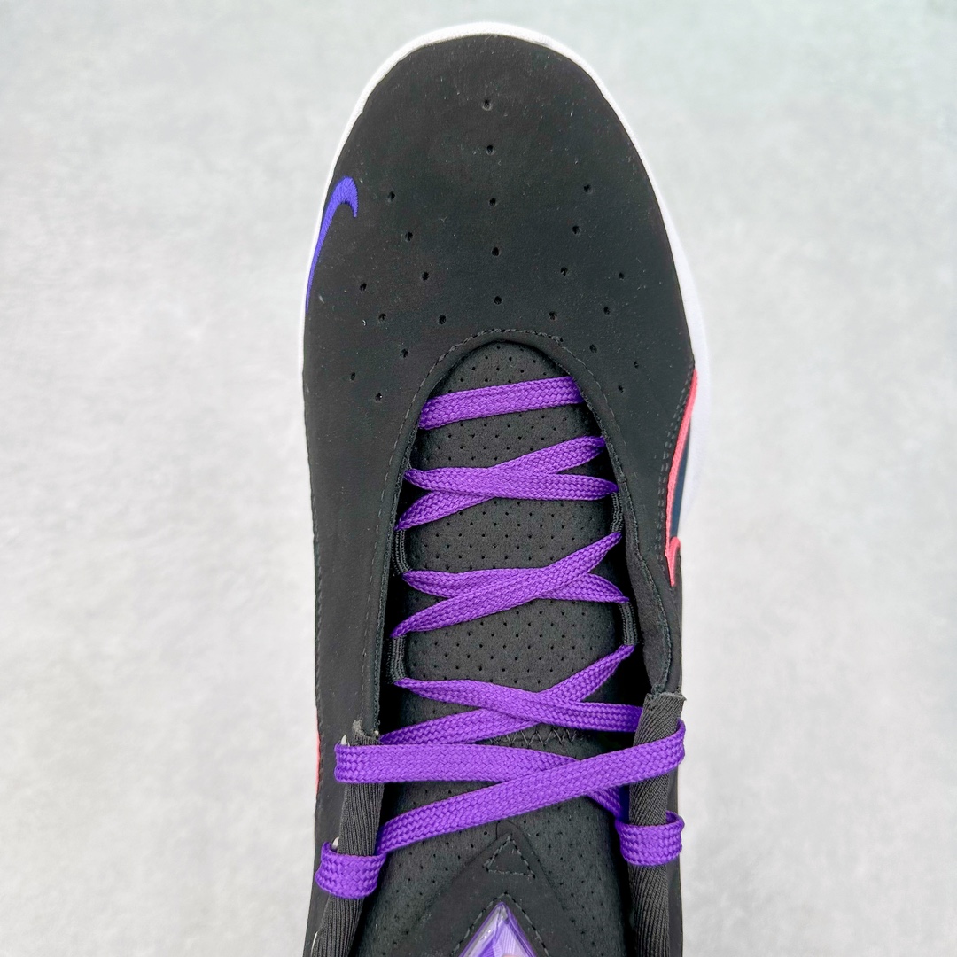 图片[4]-NK LeBron XXII 詹姆斯22代签名实战篮球鞋 FZ1095-101 采用全新中足鞋鞍翼结构，作为护栏保护的同时提供自然的控制感和稳定性，令下一代运动员能够自信锁定、起跳并突破极限。该鞋款中底还采用了Cushlon 2.0泡绵，以提升每一步的舒适感受，同时后掌与前掌的Air Zoom技术确保强劲的推进力和柔软的落地感。低帮设计助力运动员保持场地感，在维持控制的同时能够毫无拘束地移动。外底，包括抓地区域，专为支持关键动作而设计，例如勒布朗的试探步、反向转身、起跳和后撤步。LeBron XXII融合了性能与奢华，采用优质材料、高性能结构和精致细节，旨在满足从硬木球场到好莱坞聚光灯下多种场地与场景的需求。勒布朗的个人风格贯穿整双鞋款，从受其设计影响获得启发的大胆、颠覆性配色，到融入后跟的个人签名，赋予鞋款独特又极具个人特色的质感。尺码：40 40.5 41 42 42.5 43 44 44.5 45 46-选品中心