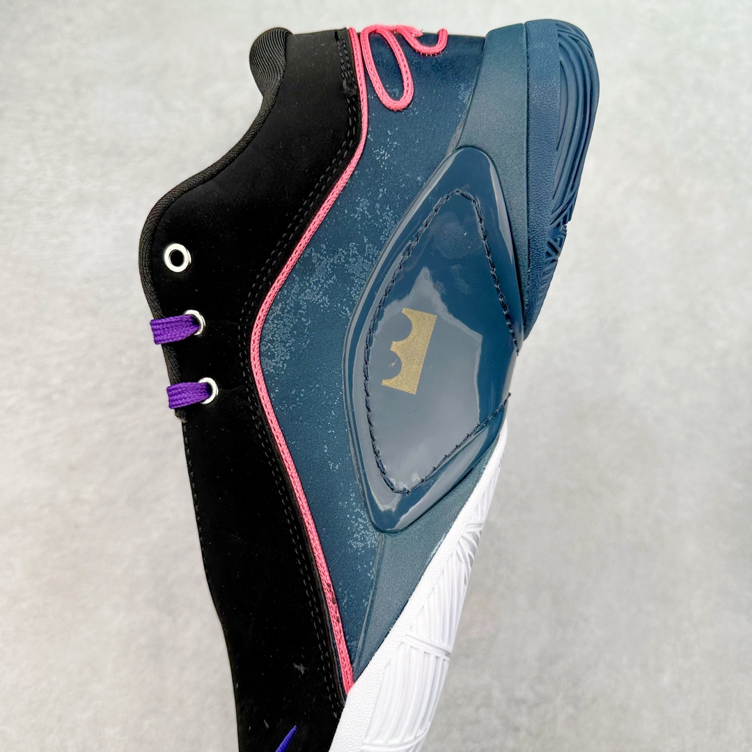 图片[7]-NK LeBron XXII 詹姆斯22代签名实战篮球鞋 FZ1095-101 采用全新中足鞋鞍翼结构，作为护栏保护的同时提供自然的控制感和稳定性，令下一代运动员能够自信锁定、起跳并突破极限。该鞋款中底还采用了Cushlon 2.0泡绵，以提升每一步的舒适感受，同时后掌与前掌的Air Zoom技术确保强劲的推进力和柔软的落地感。低帮设计助力运动员保持场地感，在维持控制的同时能够毫无拘束地移动。外底，包括抓地区域，专为支持关键动作而设计，例如勒布朗的试探步、反向转身、起跳和后撤步。LeBron XXII融合了性能与奢华，采用优质材料、高性能结构和精致细节，旨在满足从硬木球场到好莱坞聚光灯下多种场地与场景的需求。勒布朗的个人风格贯穿整双鞋款，从受其设计影响获得启发的大胆、颠覆性配色，到融入后跟的个人签名，赋予鞋款独特又极具个人特色的质感。尺码：40 40.5 41 42 42.5 43 44 44.5 45 46-选品中心