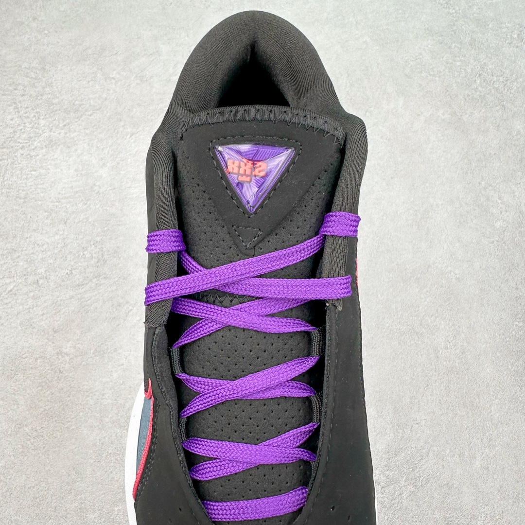 图片[5]-NK LeBron XXII 詹姆斯22代签名实战篮球鞋 FZ1095-101 采用全新中足鞋鞍翼结构，作为护栏保护的同时提供自然的控制感和稳定性，令下一代运动员能够自信锁定、起跳并突破极限。该鞋款中底还采用了Cushlon 2.0泡绵，以提升每一步的舒适感受，同时后掌与前掌的Air Zoom技术确保强劲的推进力和柔软的落地感。低帮设计助力运动员保持场地感，在维持控制的同时能够毫无拘束地移动。外底，包括抓地区域，专为支持关键动作而设计，例如勒布朗的试探步、反向转身、起跳和后撤步。LeBron XXII融合了性能与奢华，采用优质材料、高性能结构和精致细节，旨在满足从硬木球场到好莱坞聚光灯下多种场地与场景的需求。勒布朗的个人风格贯穿整双鞋款，从受其设计影响获得启发的大胆、颠覆性配色，到融入后跟的个人签名，赋予鞋款独特又极具个人特色的质感。尺码：40 40.5 41 42 42.5 43 44 44.5 45 46-选品中心