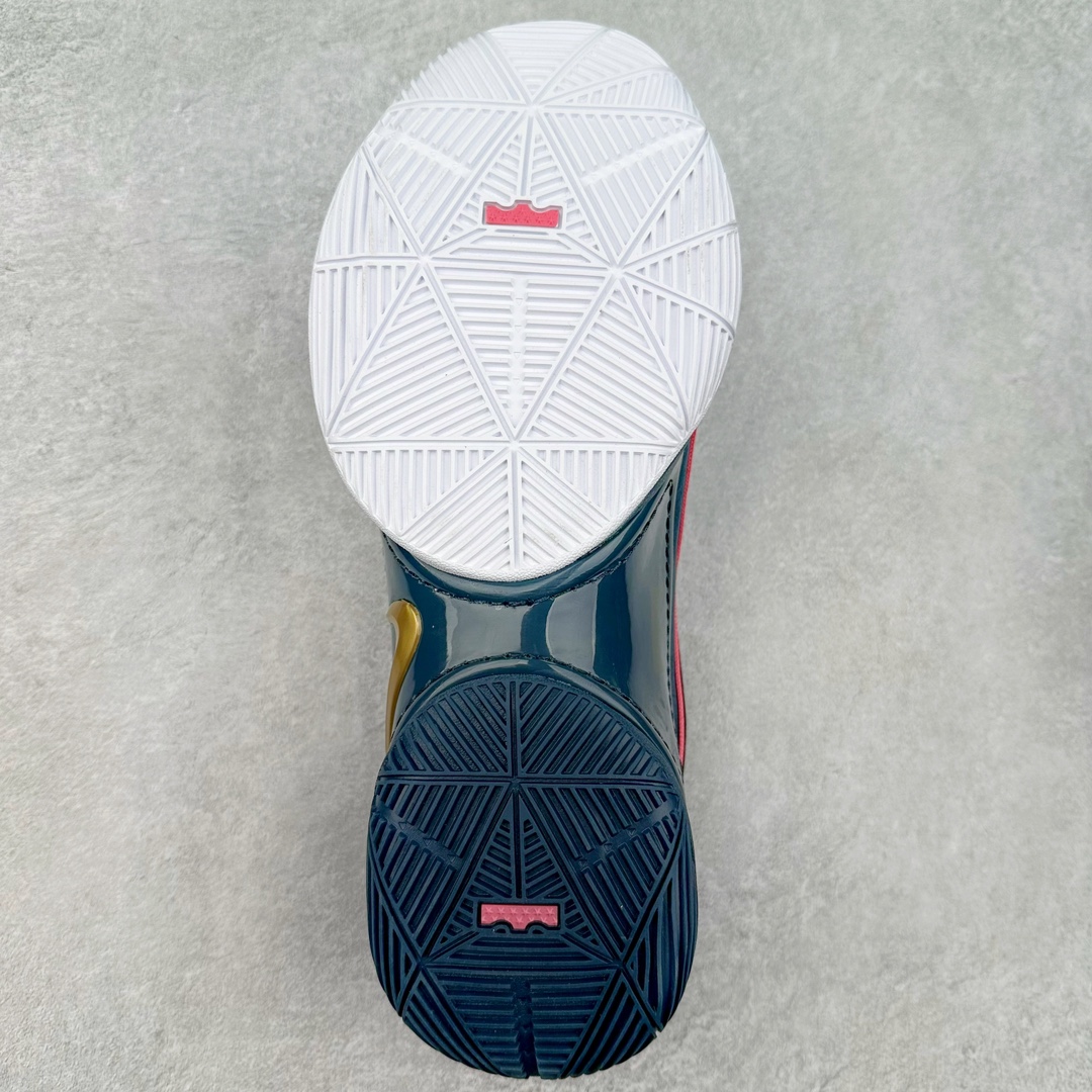 图片[9]-NK LeBron XXII 詹姆斯22代签名实战篮球鞋 FZ1095-101 采用全新中足鞋鞍翼结构，作为护栏保护的同时提供自然的控制感和稳定性，令下一代运动员能够自信锁定、起跳并突破极限。该鞋款中底还采用了Cushlon 2.0泡绵，以提升每一步的舒适感受，同时后掌与前掌的Air Zoom技术确保强劲的推进力和柔软的落地感。低帮设计助力运动员保持场地感，在维持控制的同时能够毫无拘束地移动。外底，包括抓地区域，专为支持关键动作而设计，例如勒布朗的试探步、反向转身、起跳和后撤步。LeBron XXII融合了性能与奢华，采用优质材料、高性能结构和精致细节，旨在满足从硬木球场到好莱坞聚光灯下多种场地与场景的需求。勒布朗的个人风格贯穿整双鞋款，从受其设计影响获得启发的大胆、颠覆性配色，到融入后跟的个人签名，赋予鞋款独特又极具个人特色的质感。尺码：40 40.5 41 42 42.5 43 44 44.5 45 46-选品中心