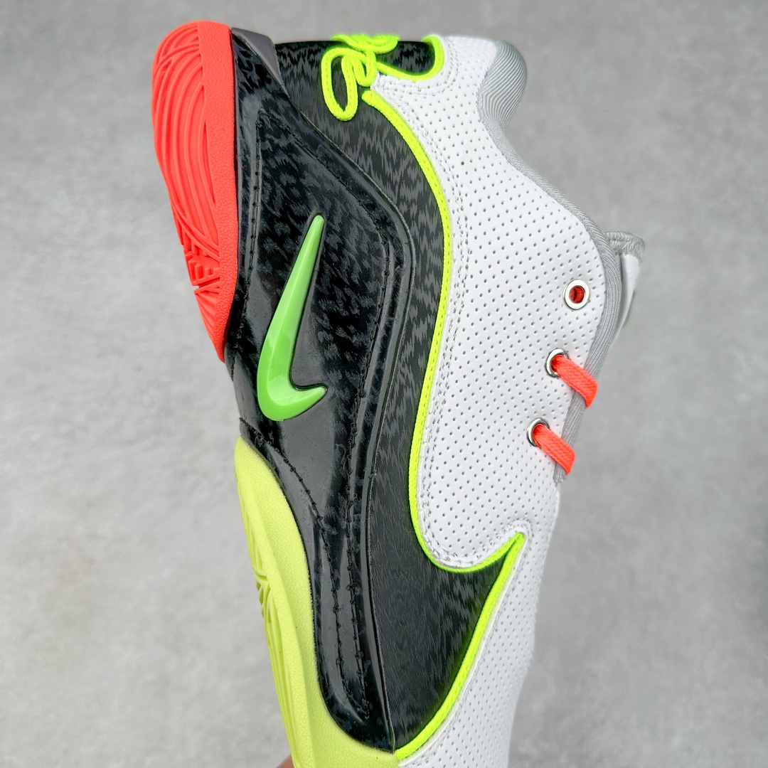 图片[6]-NK LeBron XXII 詹姆斯22代签名实战篮球鞋 FZ1095-102 采用全新中足鞋鞍翼结构，作为护栏保护的同时提供自然的控制感和稳定性，令下一代运动员能够自信锁定、起跳并突破极限。该鞋款中底还采用了Cushlon 2.0泡绵，以提升每一步的舒适感受，同时后掌与前掌的Air Zoom技术确保强劲的推进力和柔软的落地感。低帮设计助力运动员保持场地感，在维持控制的同时能够毫无拘束地移动。外底，包括抓地区域，专为支持关键动作而设计，例如勒布朗的试探步、反向转身、起跳和后撤步。LeBron XXII融合了性能与奢华，采用优质材料、高性能结构和精致细节，旨在满足从硬木球场到好莱坞聚光灯下多种场地与场景的需求。勒布朗的个人风格贯穿整双鞋款，从受其设计影响获得启发的大胆、颠覆性配色，到融入后跟的个人签名，赋予鞋款独特又极具个人特色的质感。尺码：40 40.5 41 42 42.5 43 44 44.5 45 46-选品中心