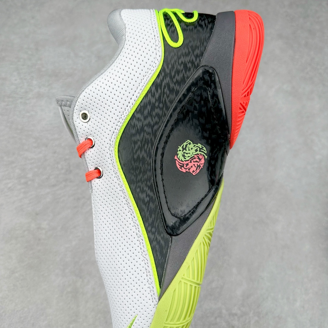 图片[7]-NK LeBron XXII 詹姆斯22代签名实战篮球鞋 FZ1095-102 采用全新中足鞋鞍翼结构，作为护栏保护的同时提供自然的控制感和稳定性，令下一代运动员能够自信锁定、起跳并突破极限。该鞋款中底还采用了Cushlon 2.0泡绵，以提升每一步的舒适感受，同时后掌与前掌的Air Zoom技术确保强劲的推进力和柔软的落地感。低帮设计助力运动员保持场地感，在维持控制的同时能够毫无拘束地移动。外底，包括抓地区域，专为支持关键动作而设计，例如勒布朗的试探步、反向转身、起跳和后撤步。LeBron XXII融合了性能与奢华，采用优质材料、高性能结构和精致细节，旨在满足从硬木球场到好莱坞聚光灯下多种场地与场景的需求。勒布朗的个人风格贯穿整双鞋款，从受其设计影响获得启发的大胆、颠覆性配色，到融入后跟的个人签名，赋予鞋款独特又极具个人特色的质感。尺码：40 40.5 41 42 42.5 43 44 44.5 45 46-选品中心